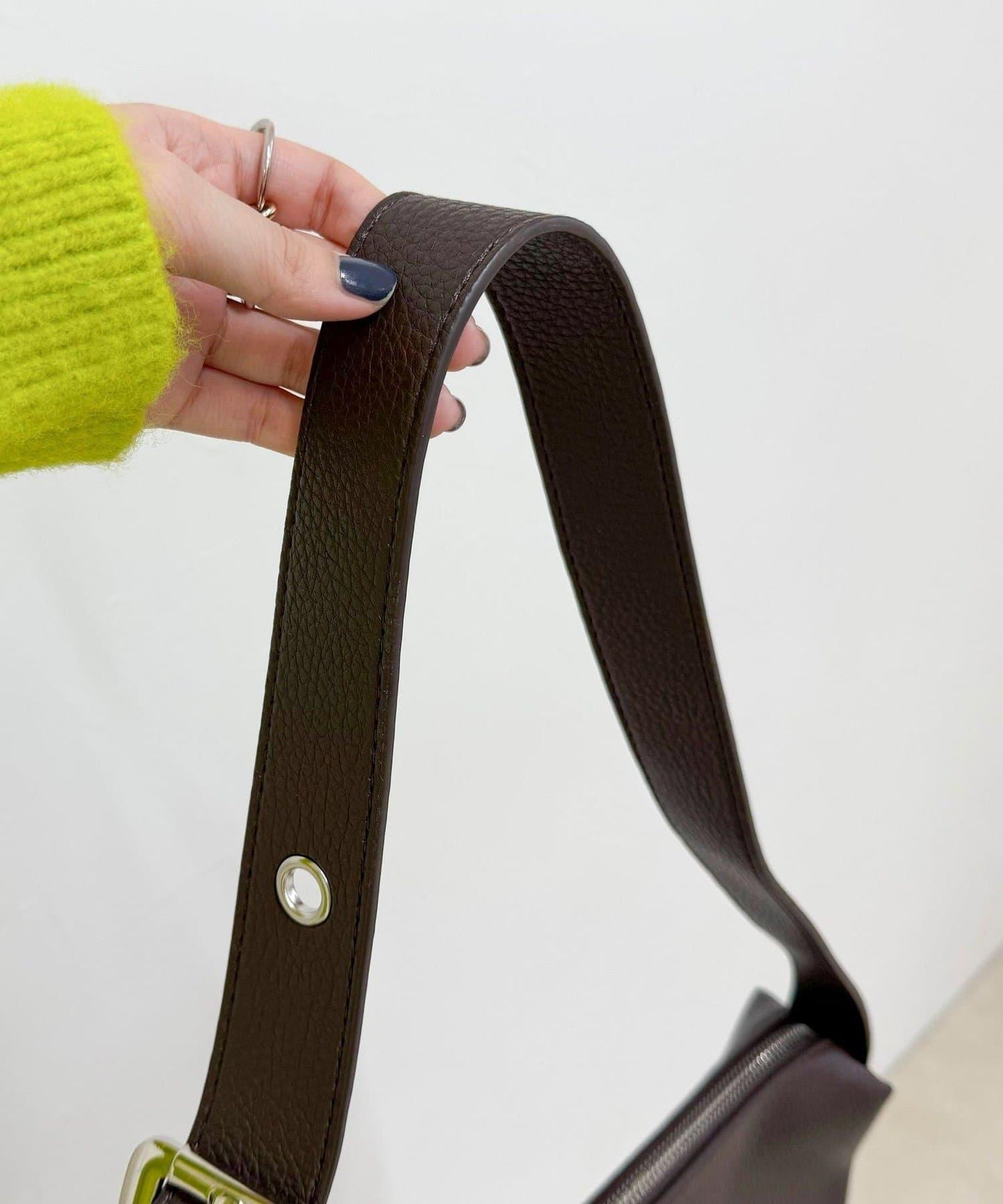 金屬孔眼裝飾肩揹包