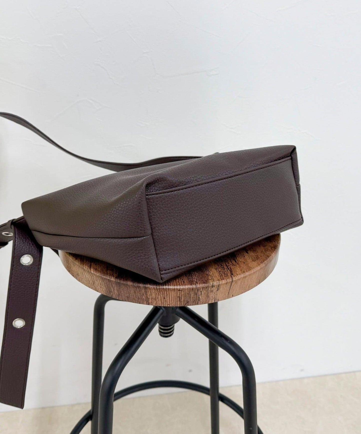 金屬孔眼裝飾肩揹包