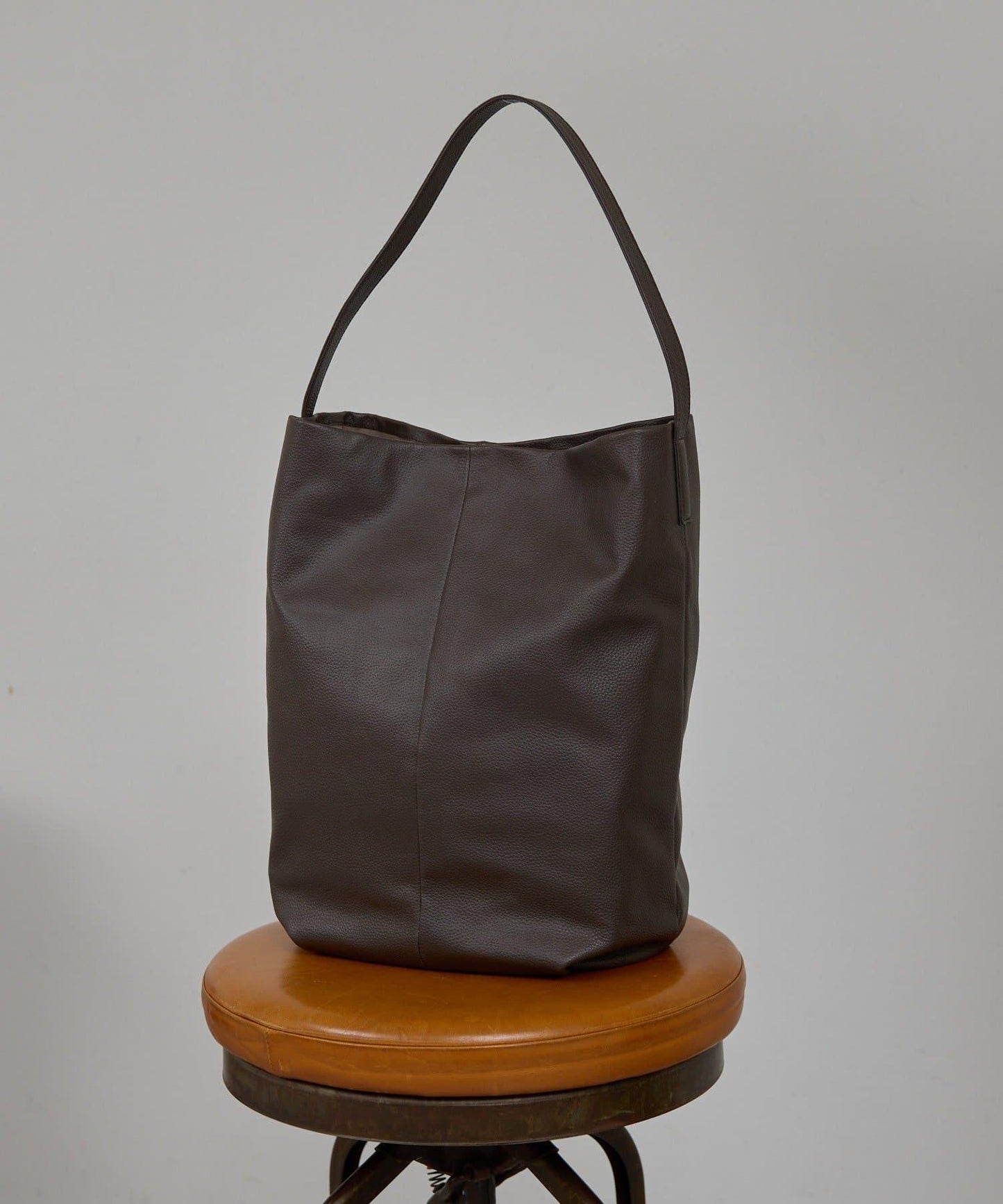 2.718 水桶造型單肩包