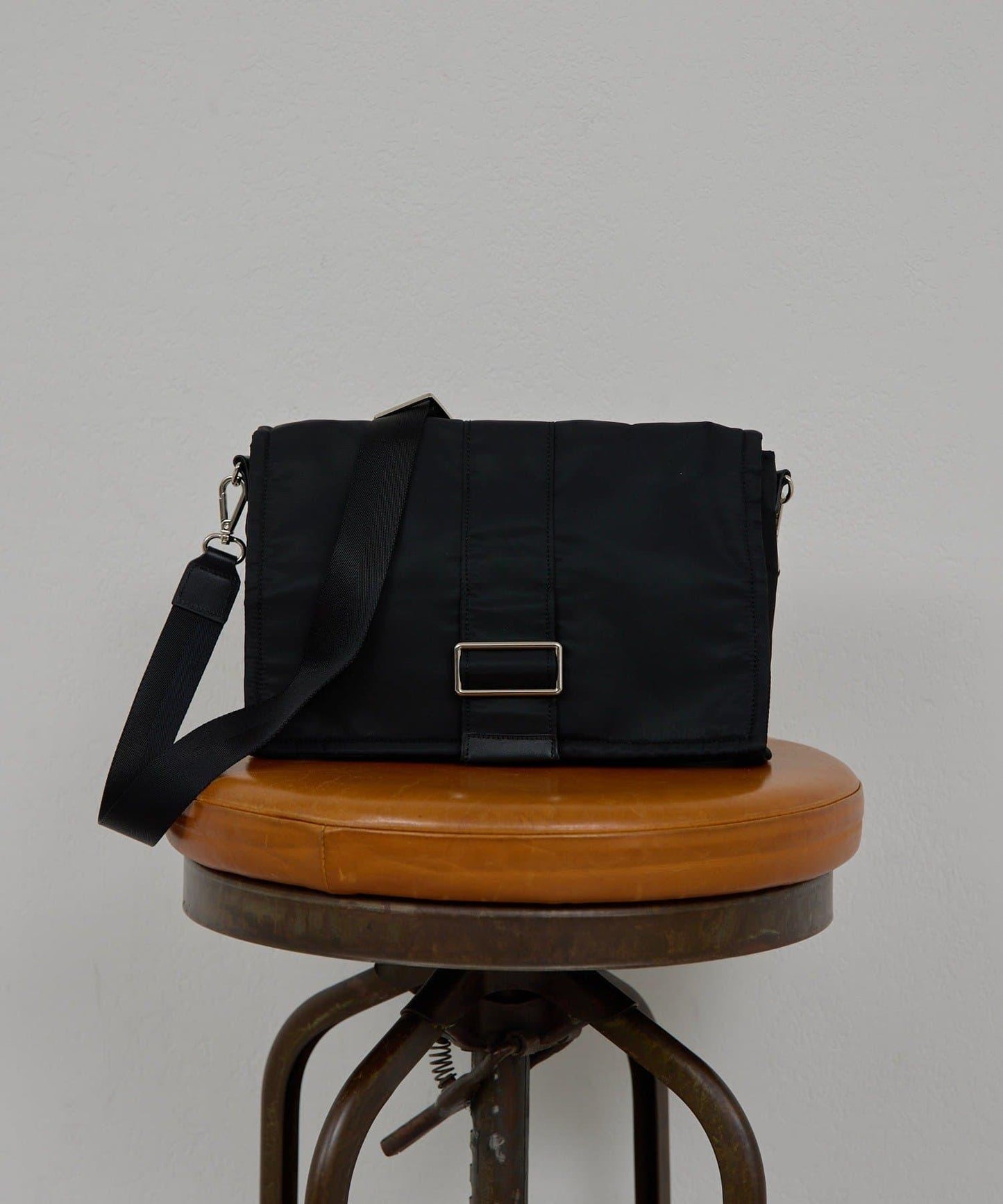 2.718 尼龍翻蓋單肩包