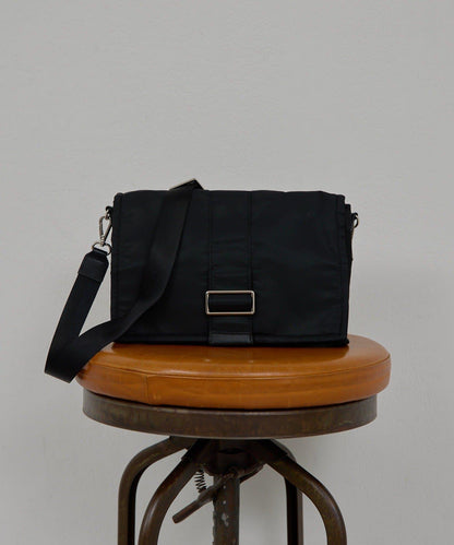 2.718 尼龍翻蓋單肩包