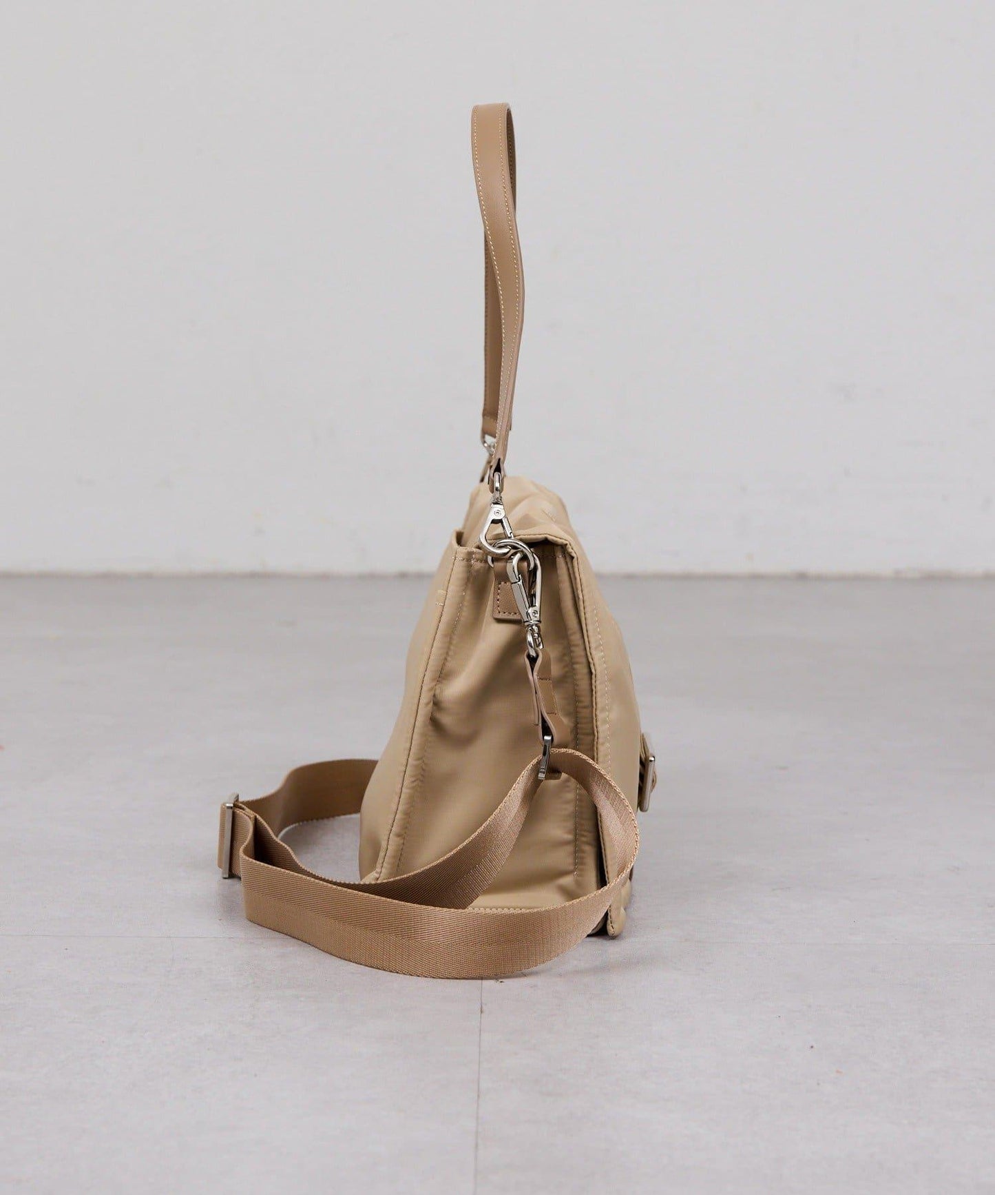 2.718 尼龍翻蓋單肩包