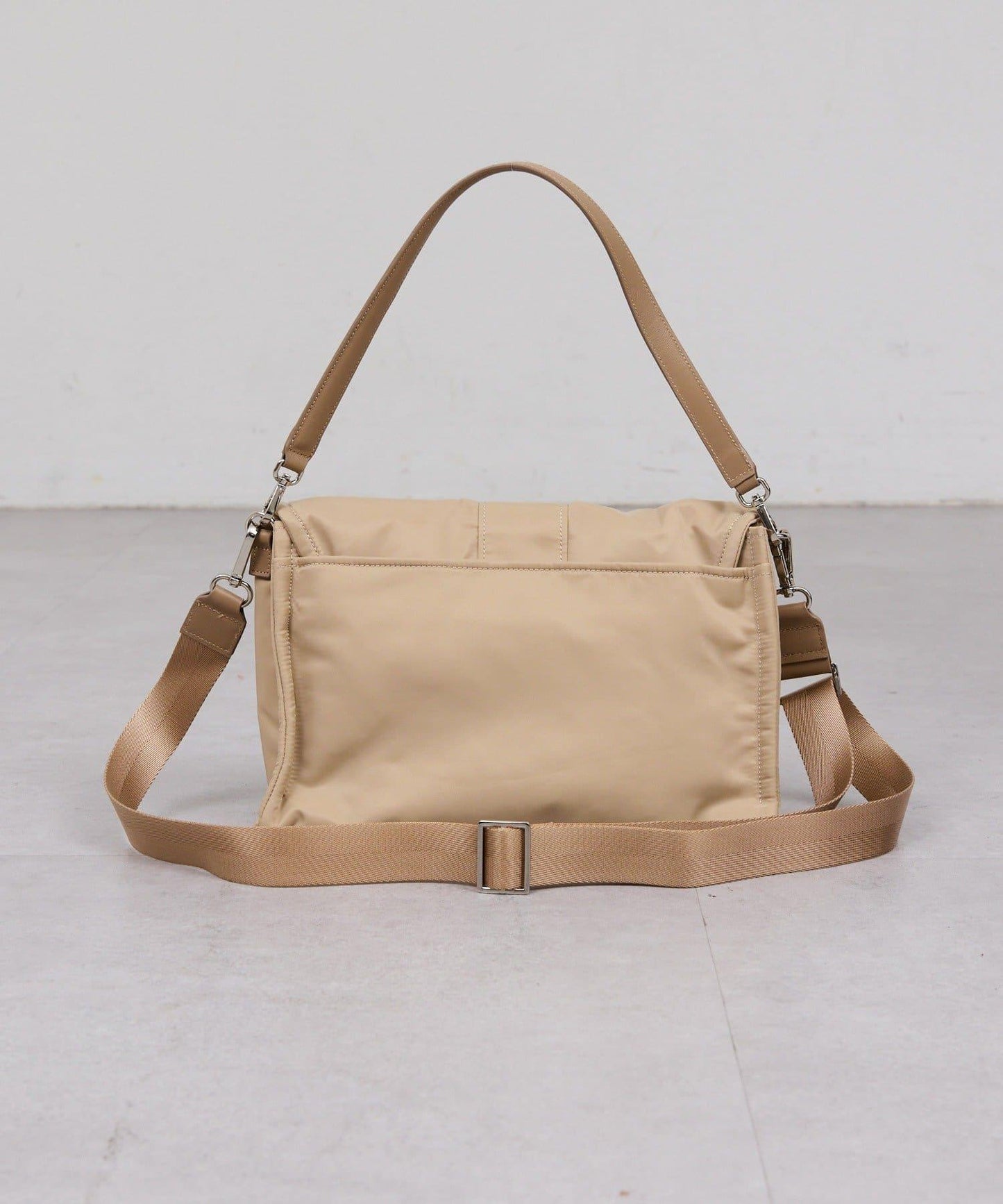 2.718 尼龍翻蓋單肩包