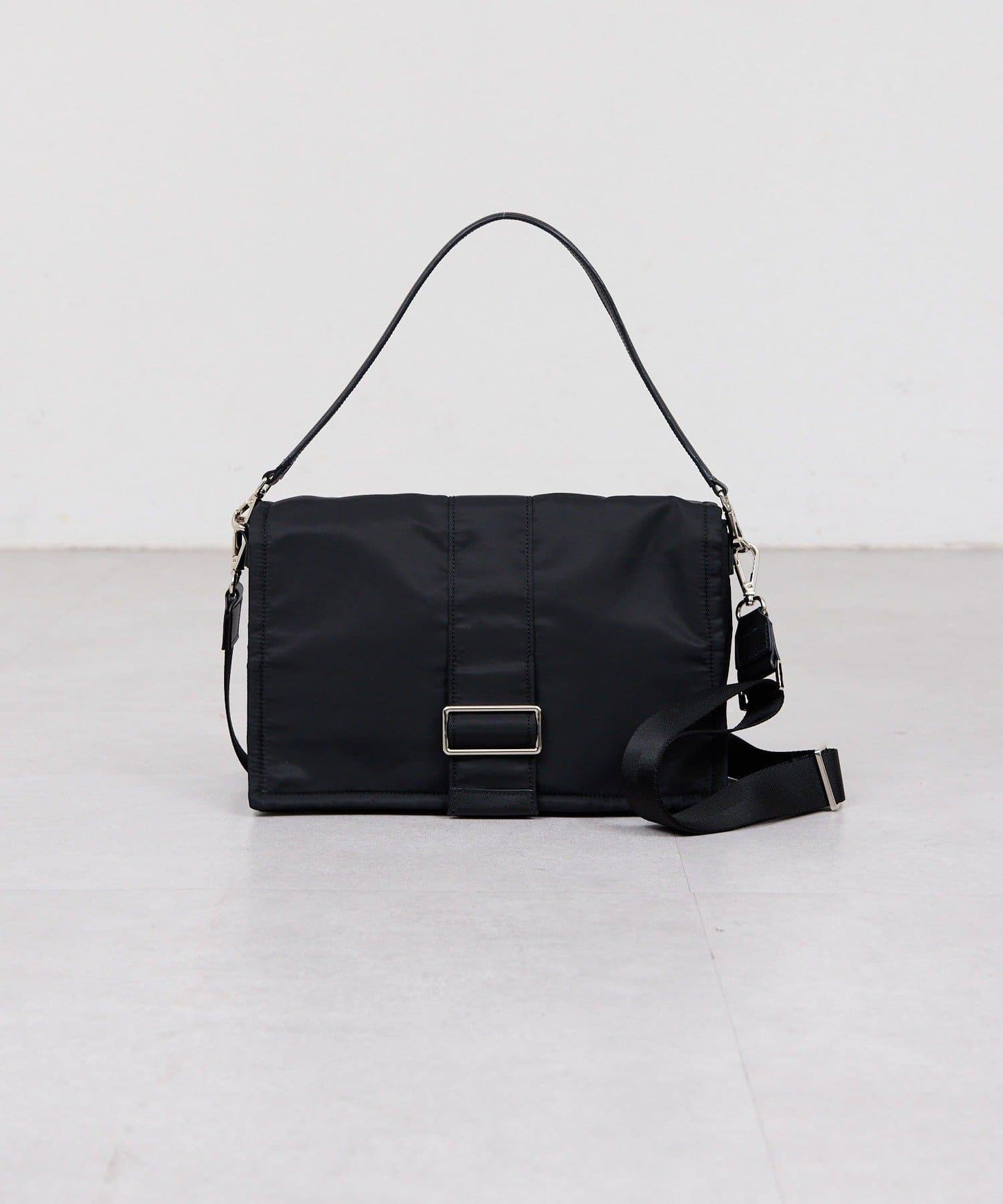 2.718 尼龍翻蓋單肩包