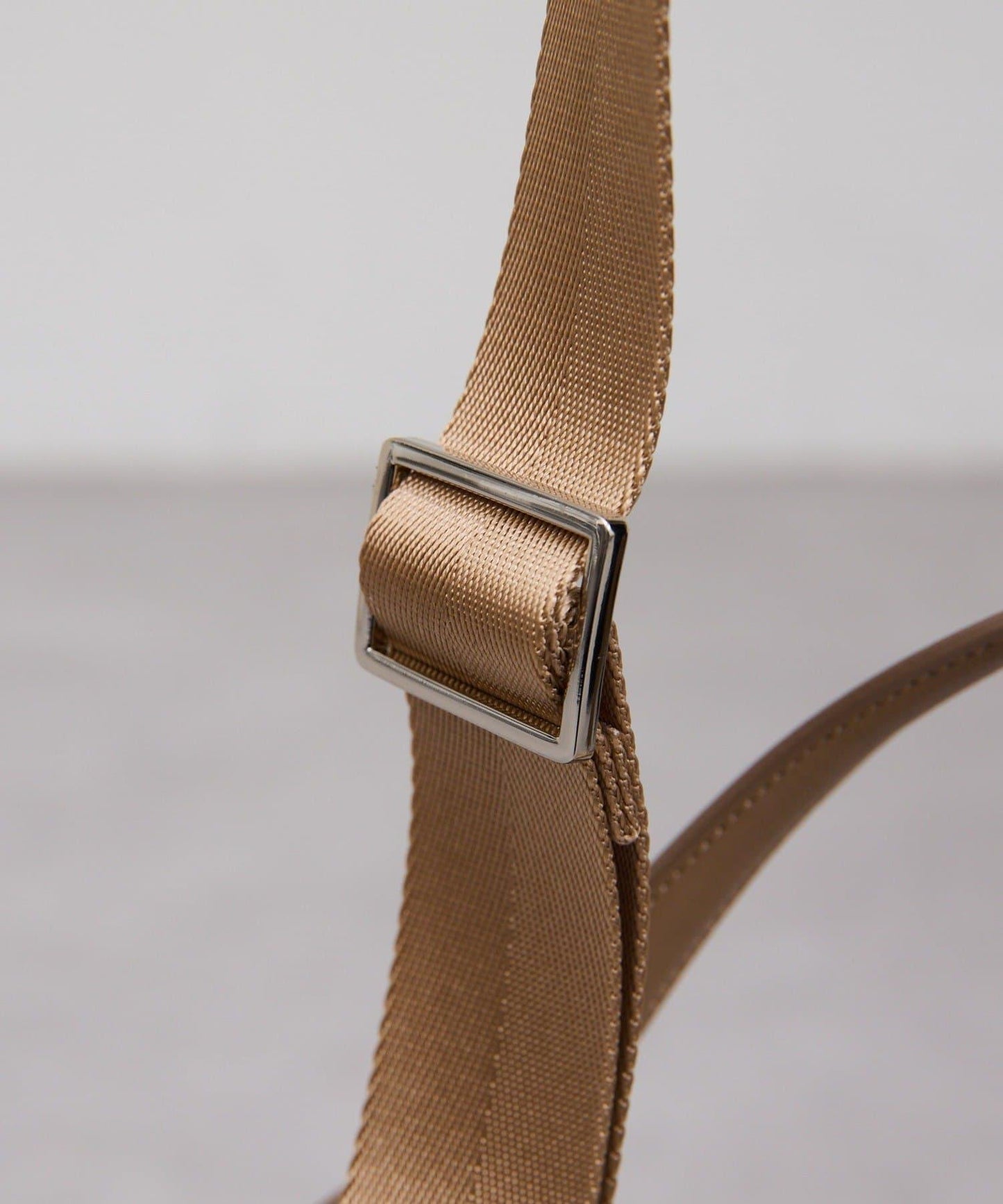 2.718 尼龍翻蓋單肩包