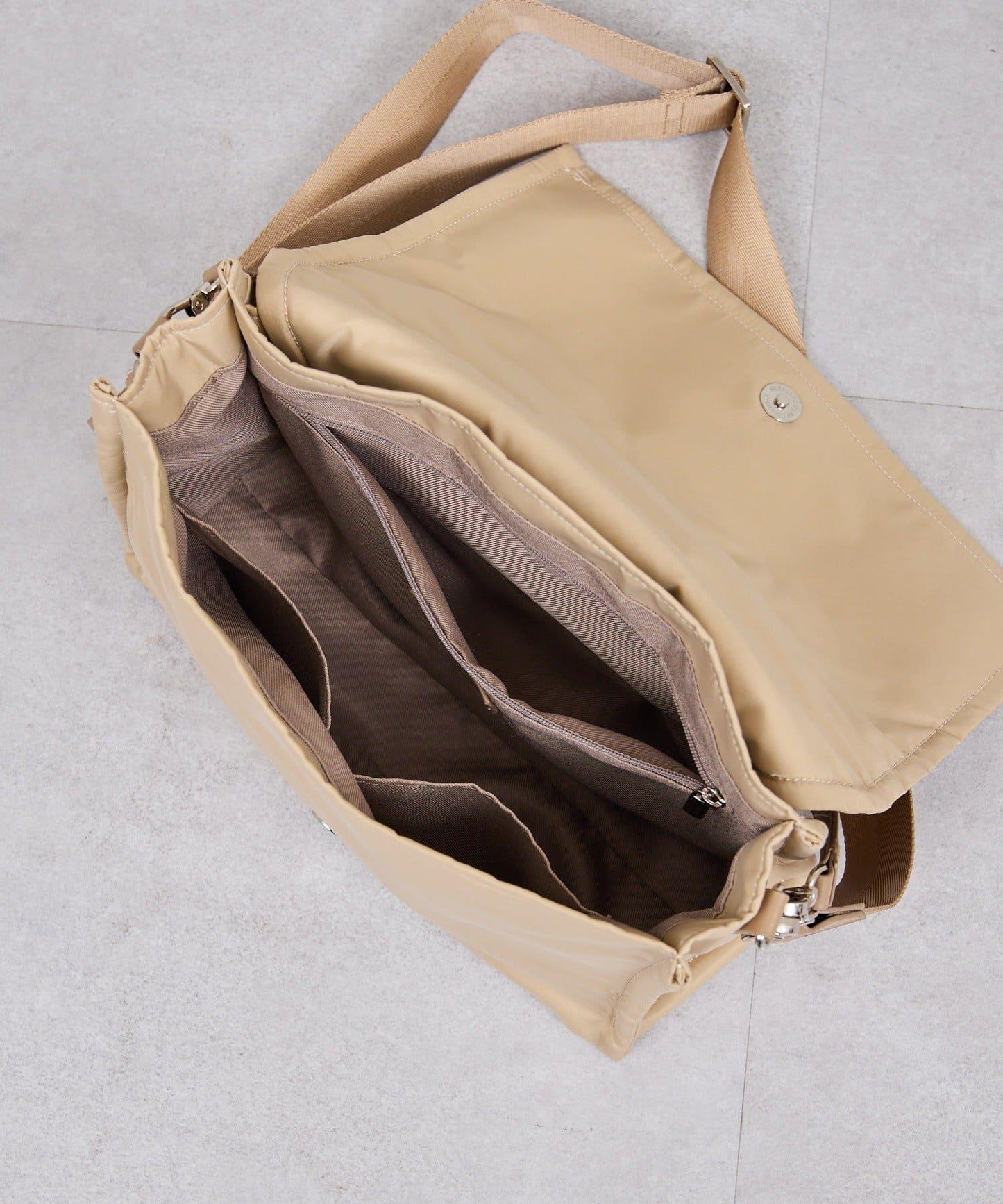 2.718 尼龍翻蓋單肩包