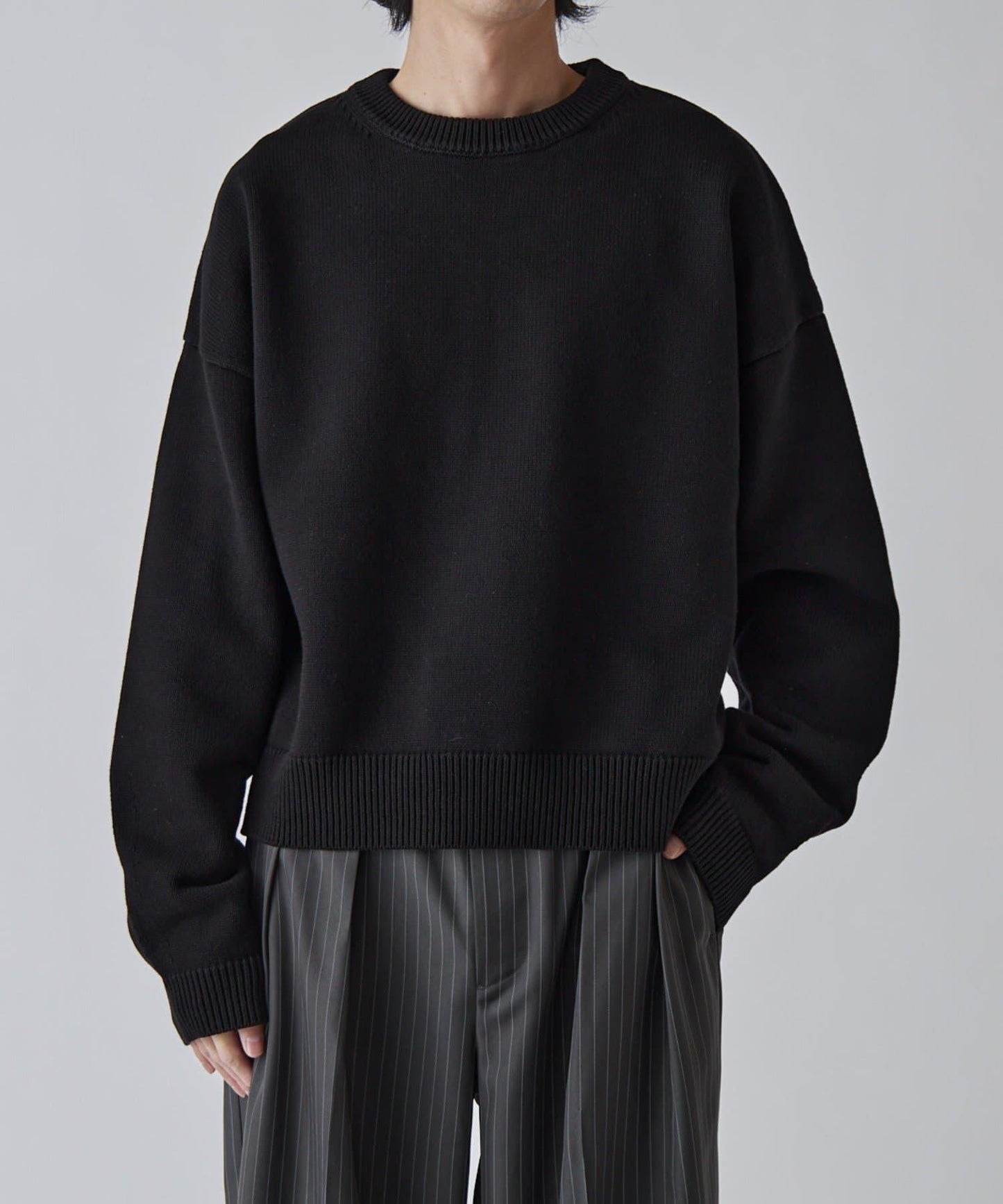 短款圓領針織上衣