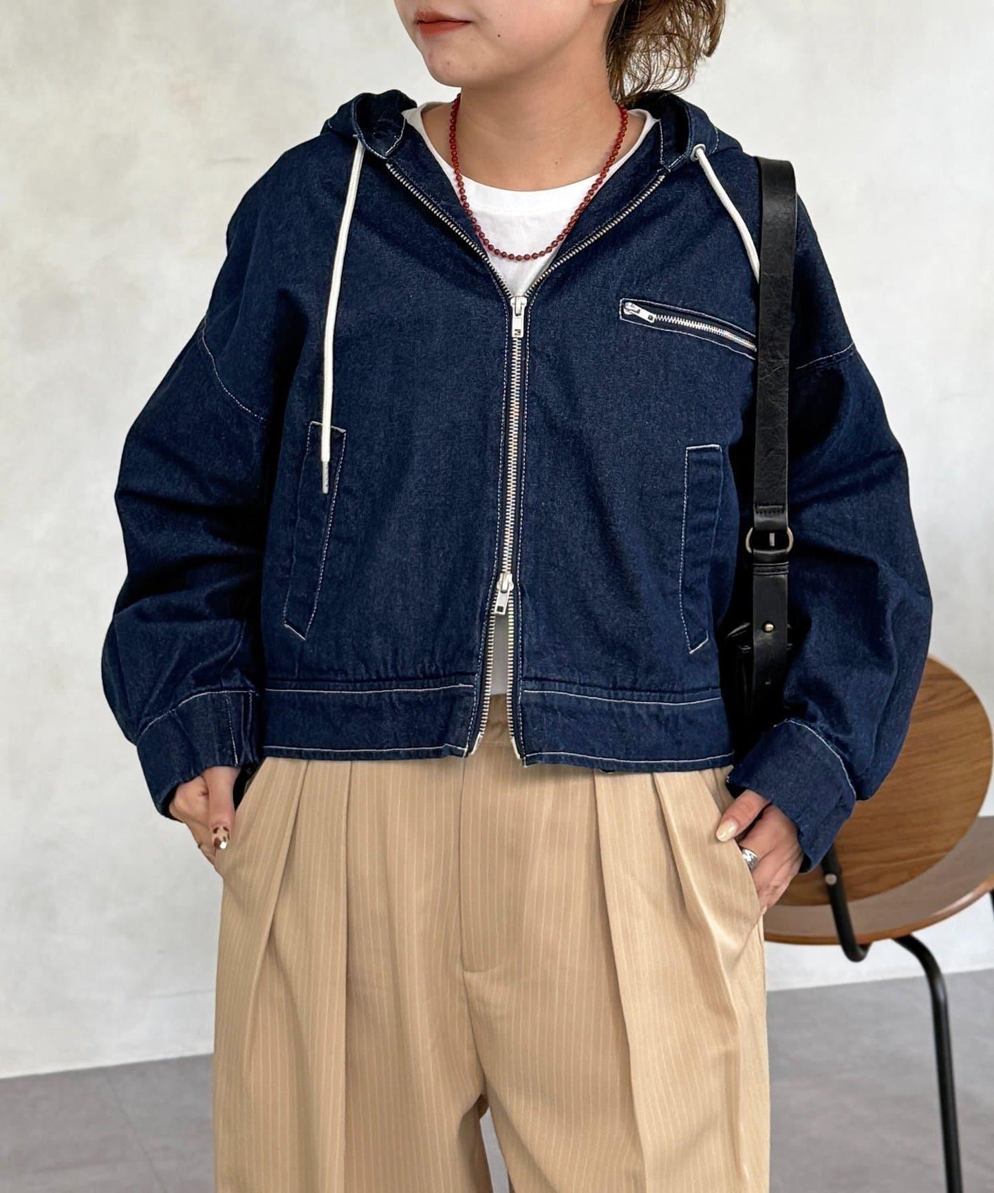 鴨子短款拉鍊衛衣