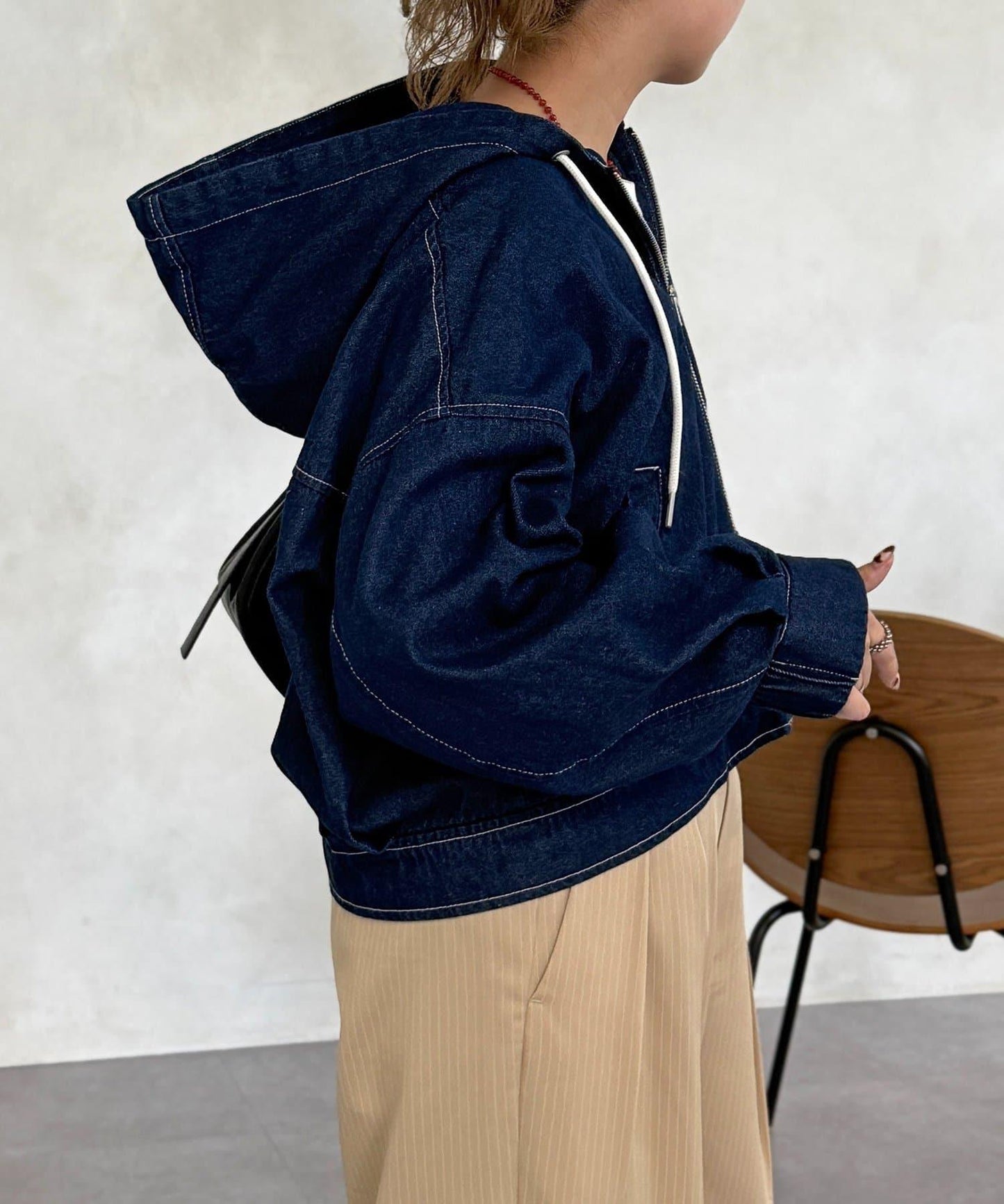 鴨子短款拉鍊衛衣