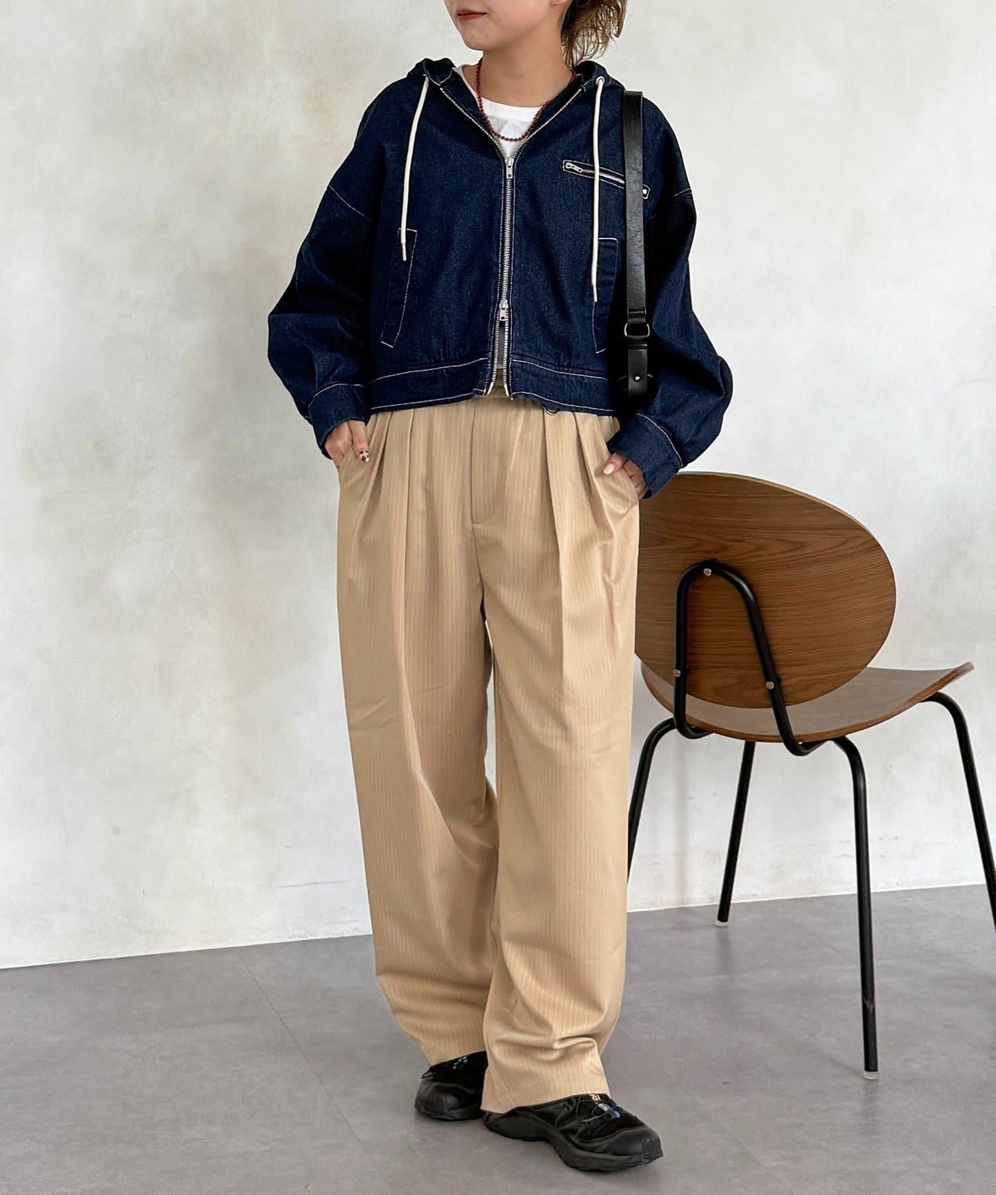 鴨子短款拉鍊衛衣