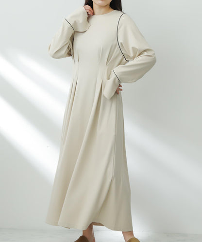 收腰褶皺連衣裙