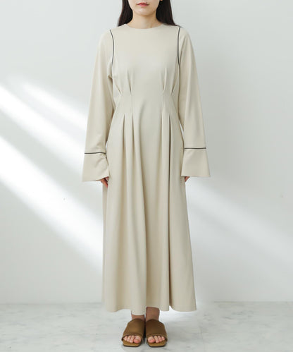 收腰褶皺連衣裙