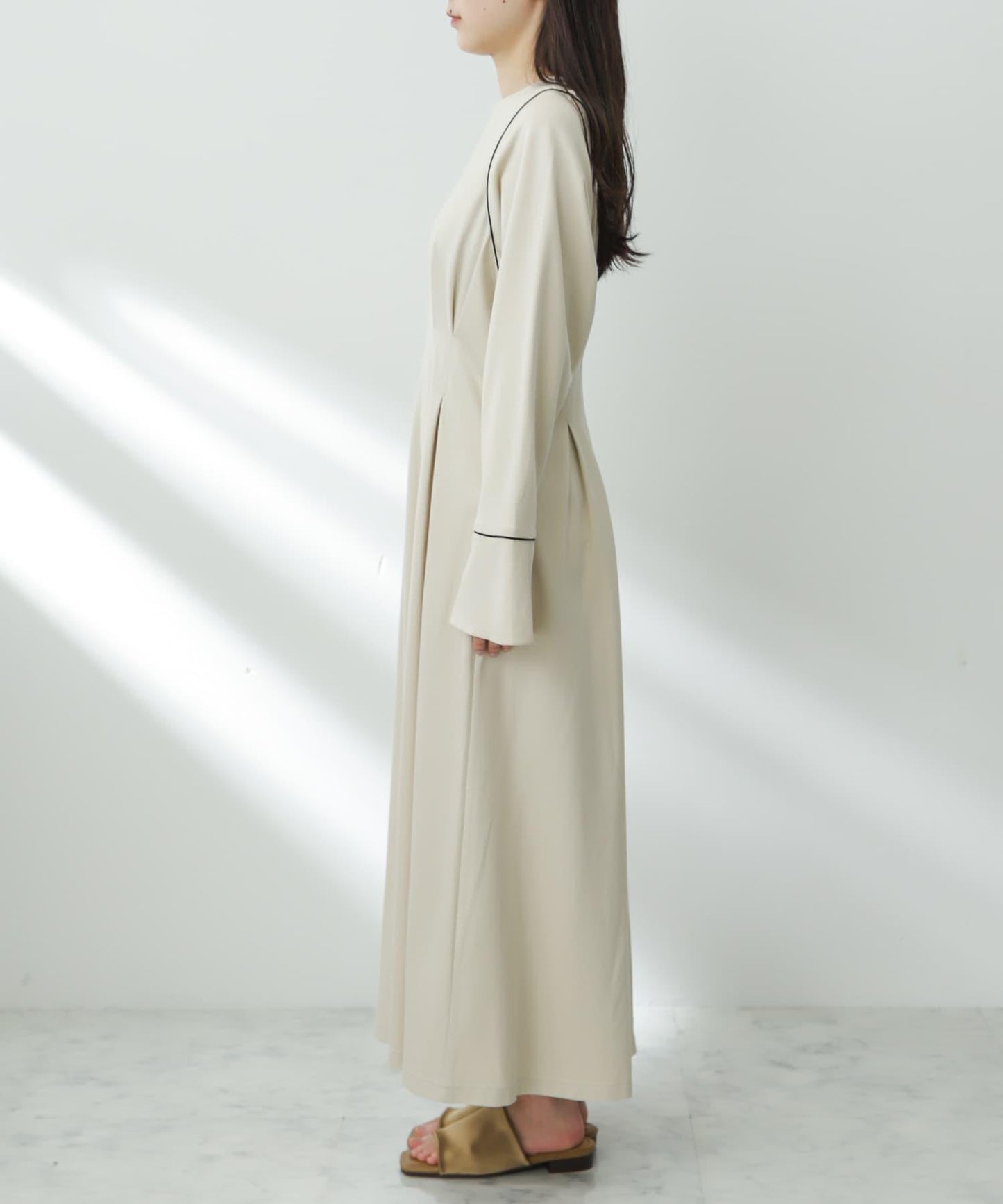 收腰褶皺連衣裙