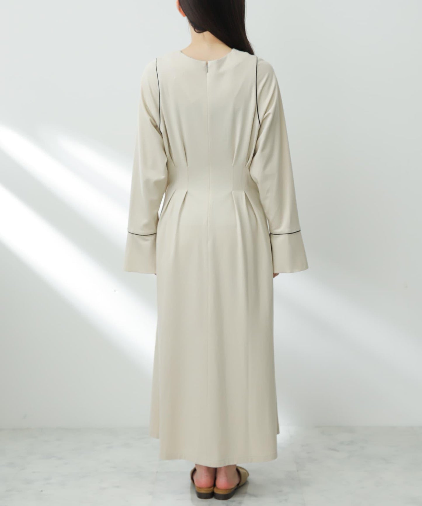 收腰褶皺連衣裙