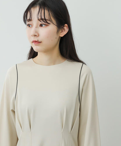 收腰褶皺連衣裙