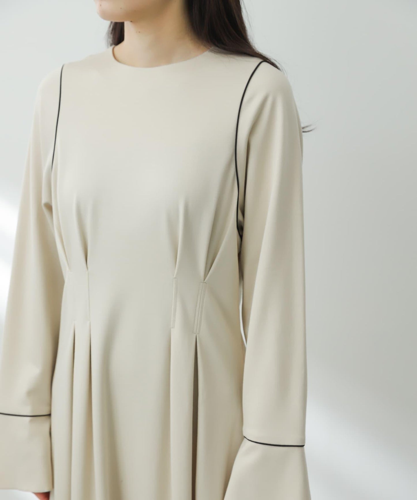 收腰褶皺連衣裙