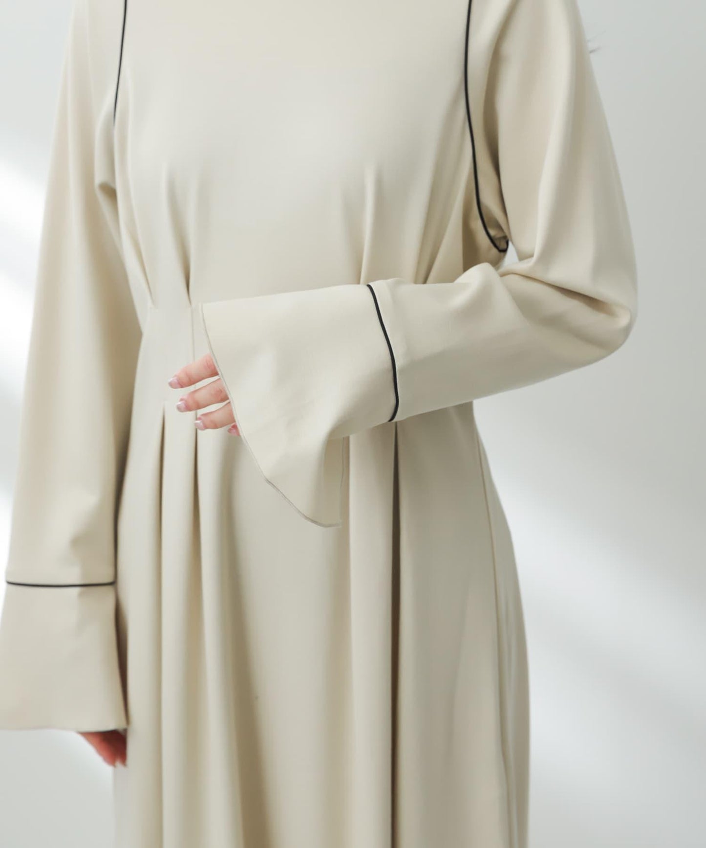 收腰褶皺連衣裙