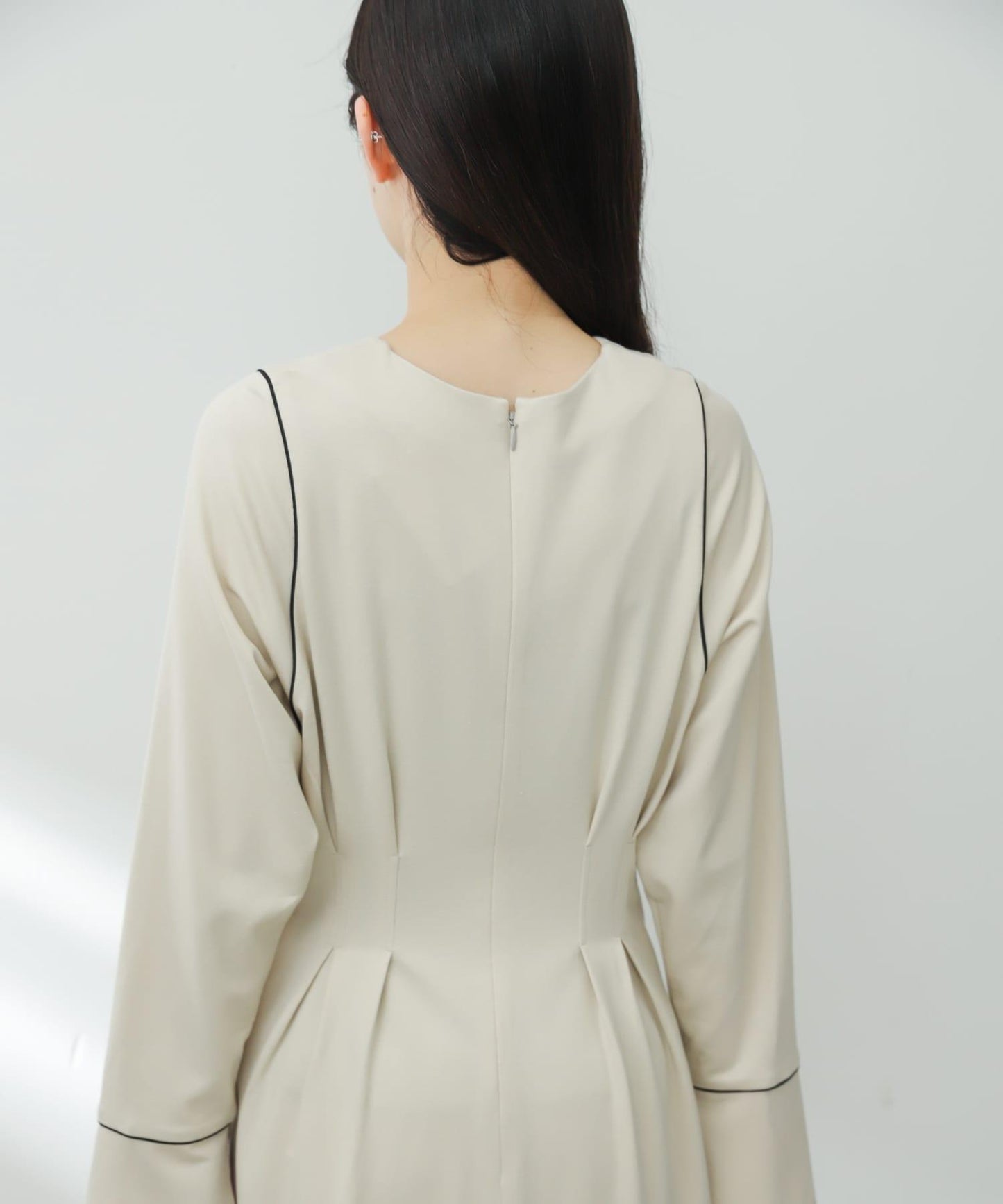 收腰褶皺連衣裙