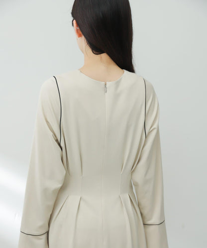 收腰褶皺連衣裙