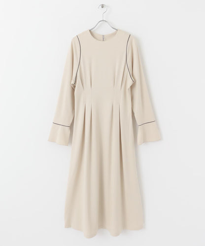 收腰褶皺連衣裙