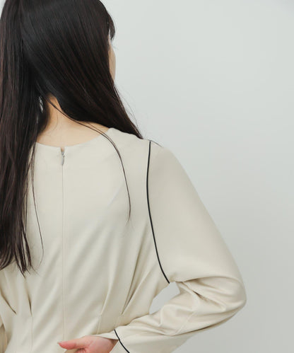 收腰褶皺連衣裙