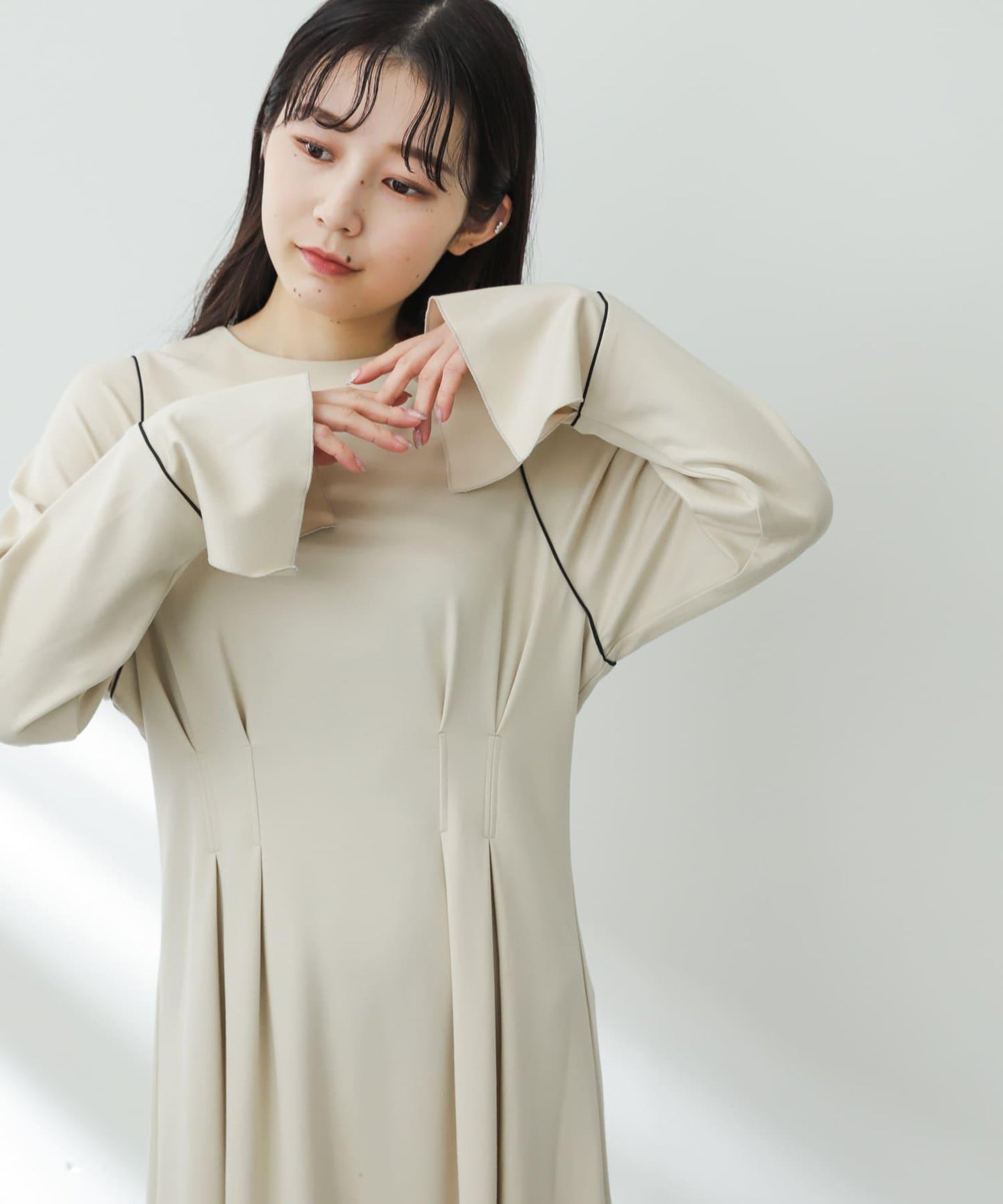 收腰褶皺連衣裙