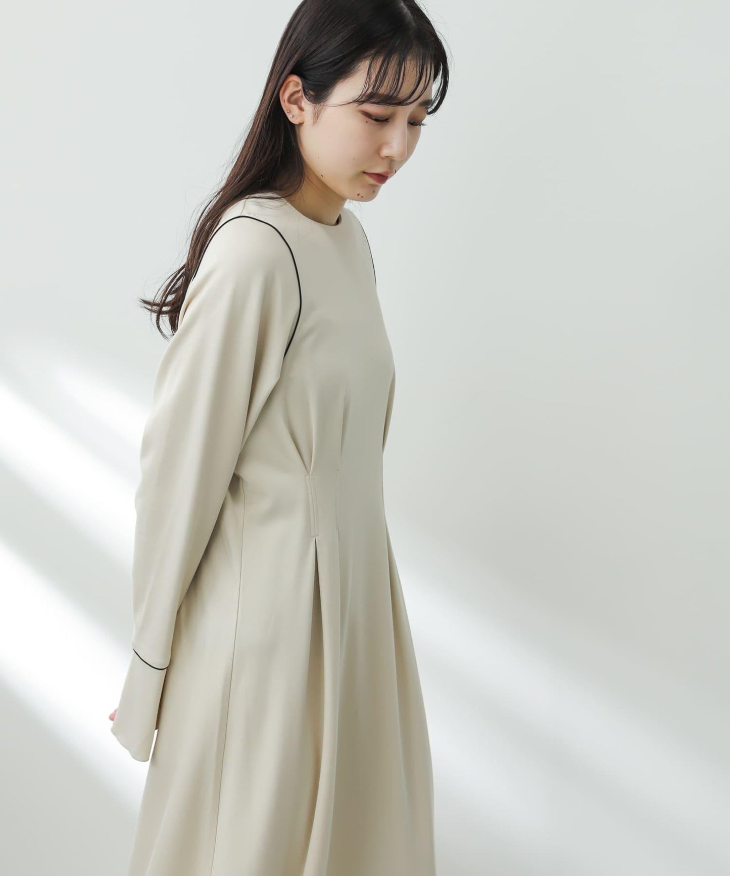 收腰褶皺連衣裙