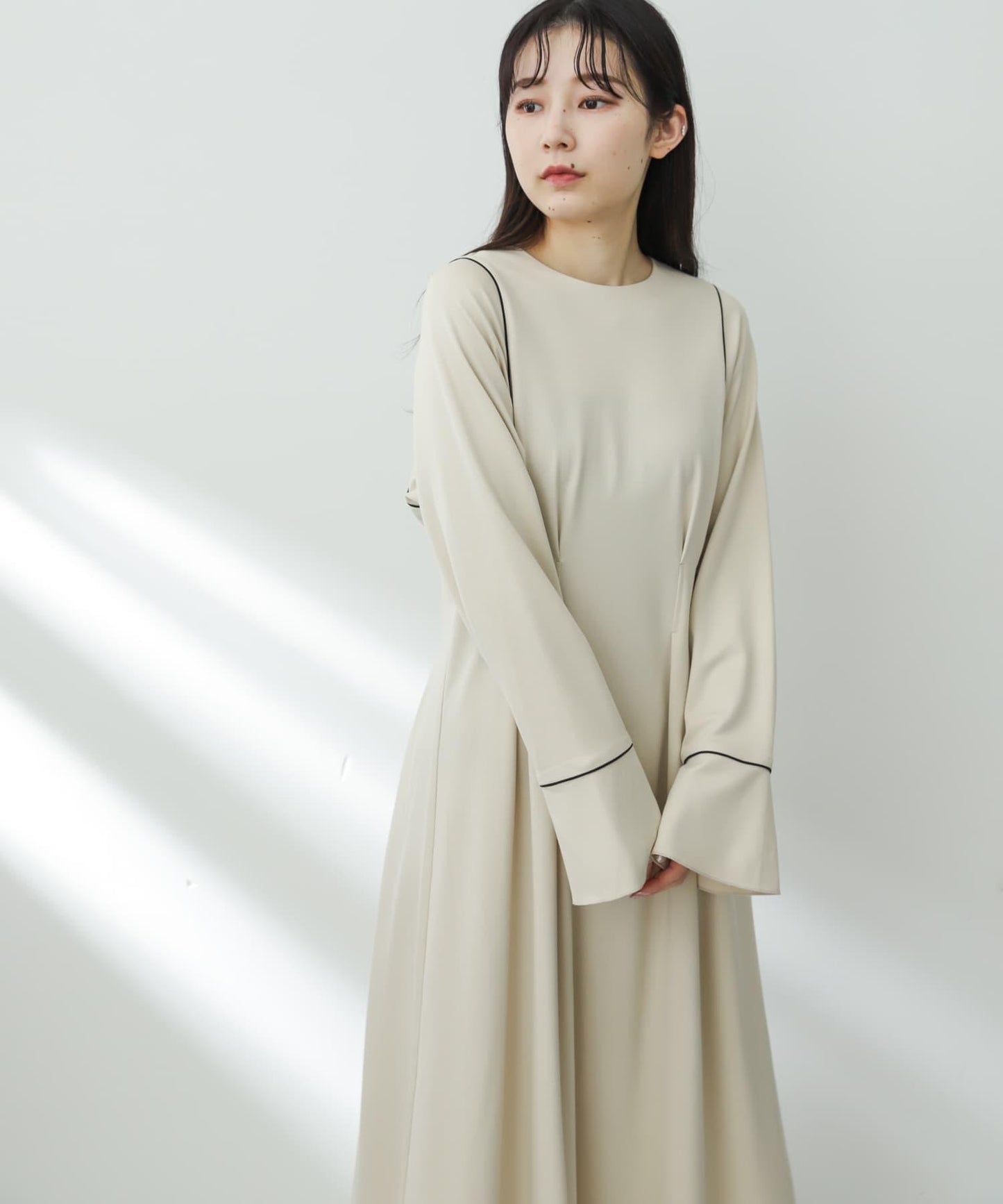 收腰褶皺連衣裙