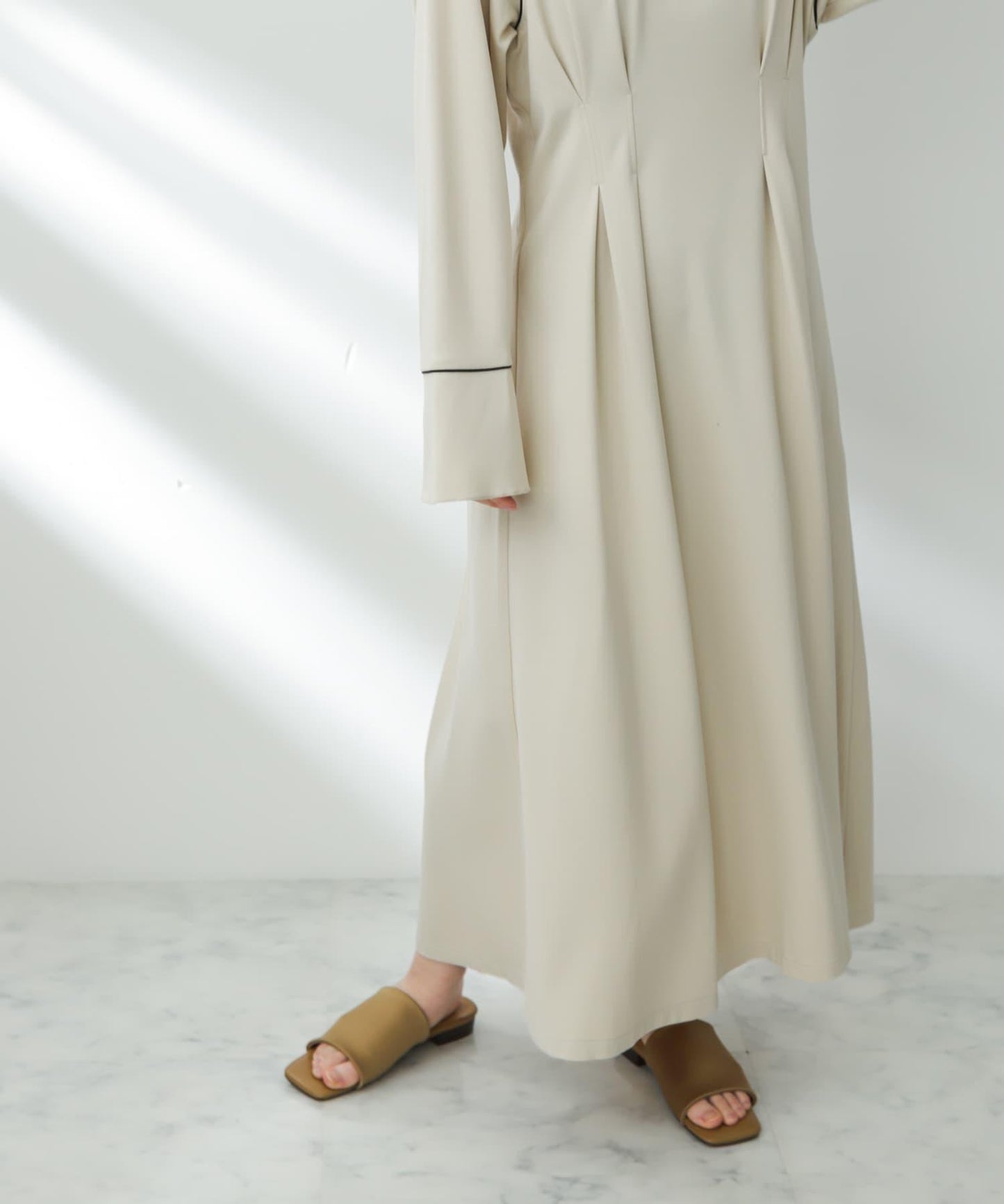 收腰褶皺連衣裙