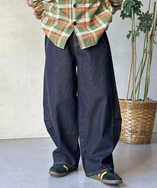 彎型接縫褶設計牛仔褲