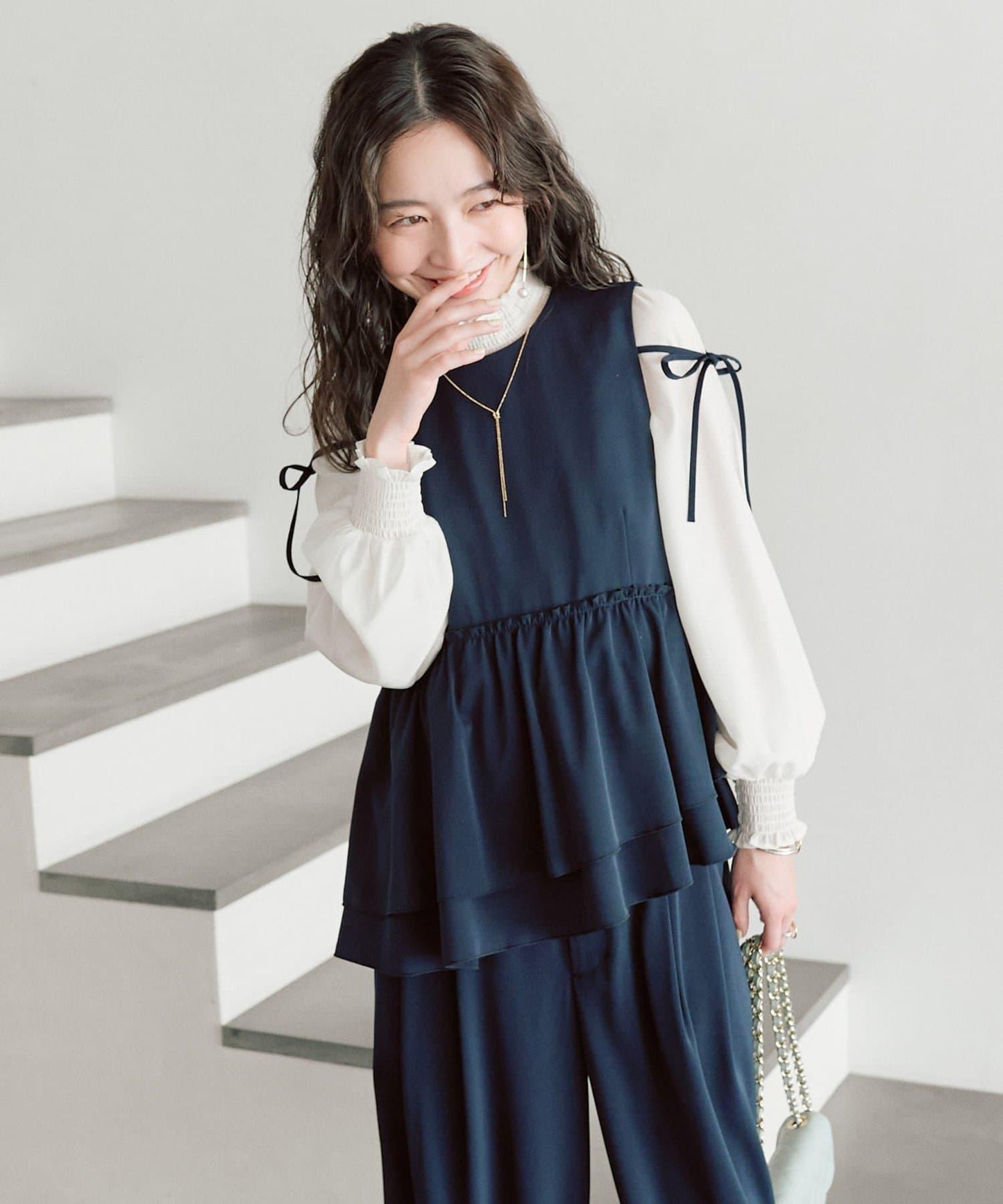 不對稱荷葉邊襯衫