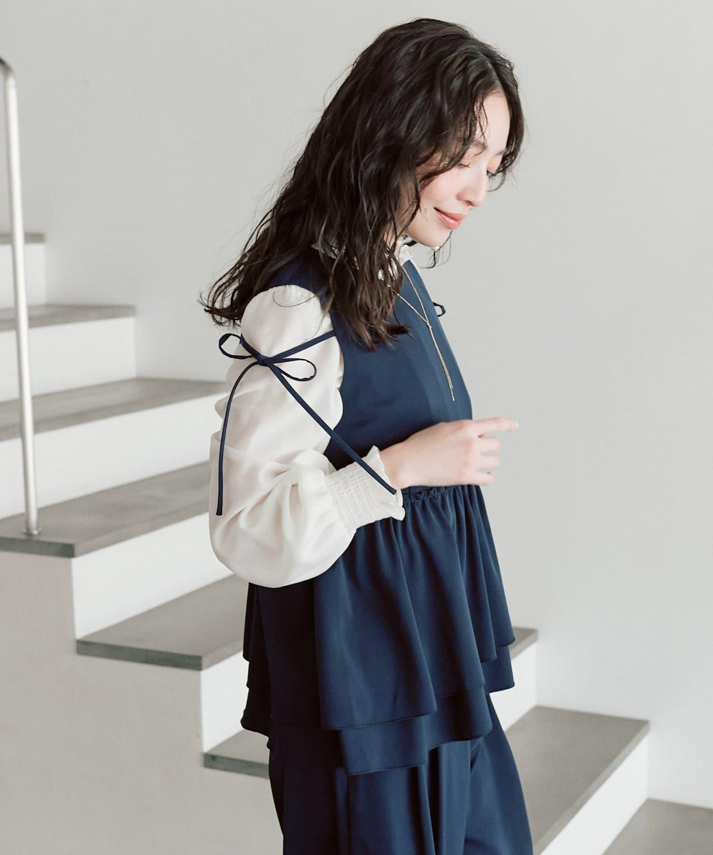 不對稱荷葉邊襯衫