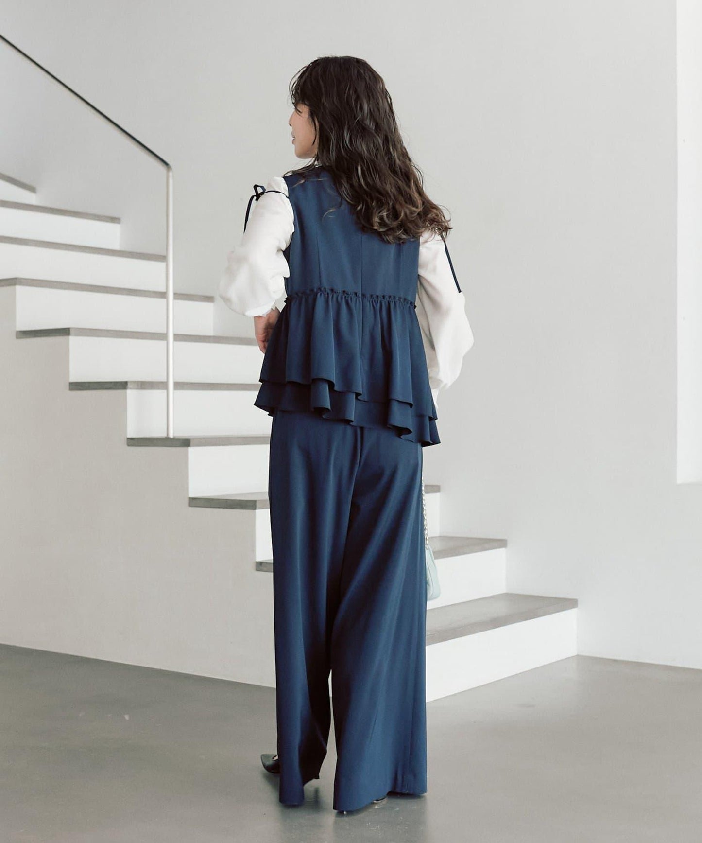 不對稱荷葉邊襯衫