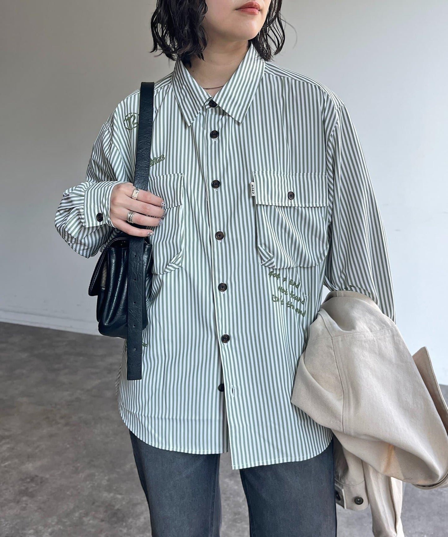 塗鴉刺繡圖案襯衫