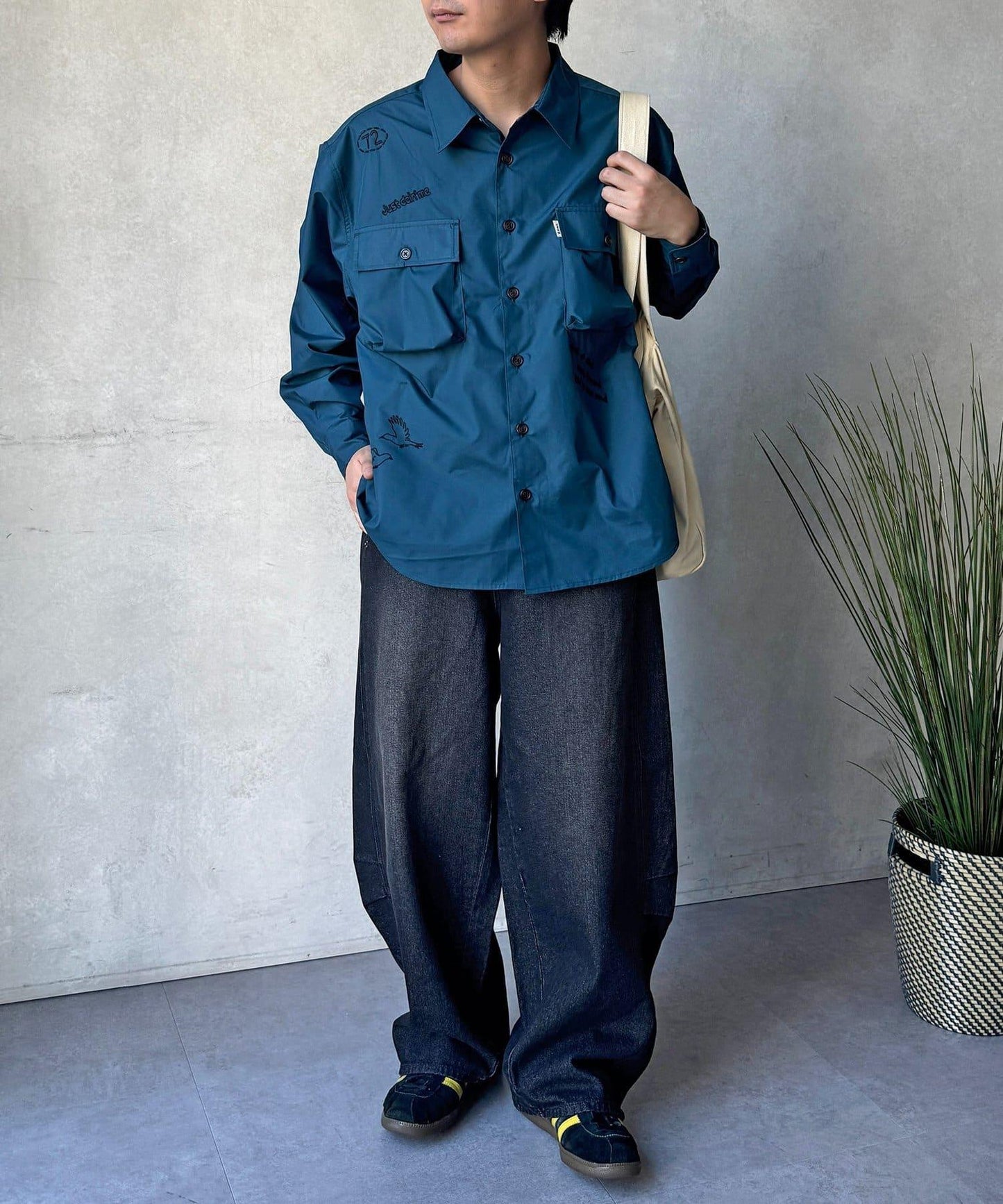 塗鴉刺繡圖案襯衫