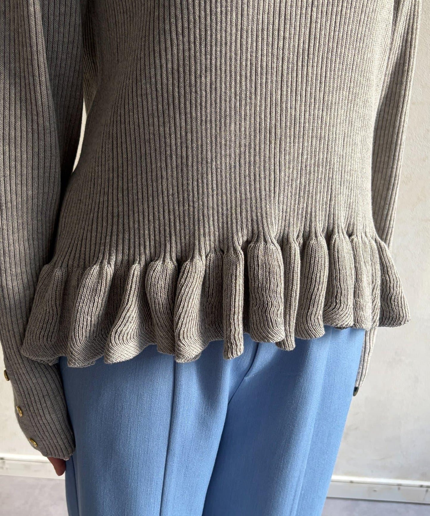 下襬荷葉邊針織套頭上衣