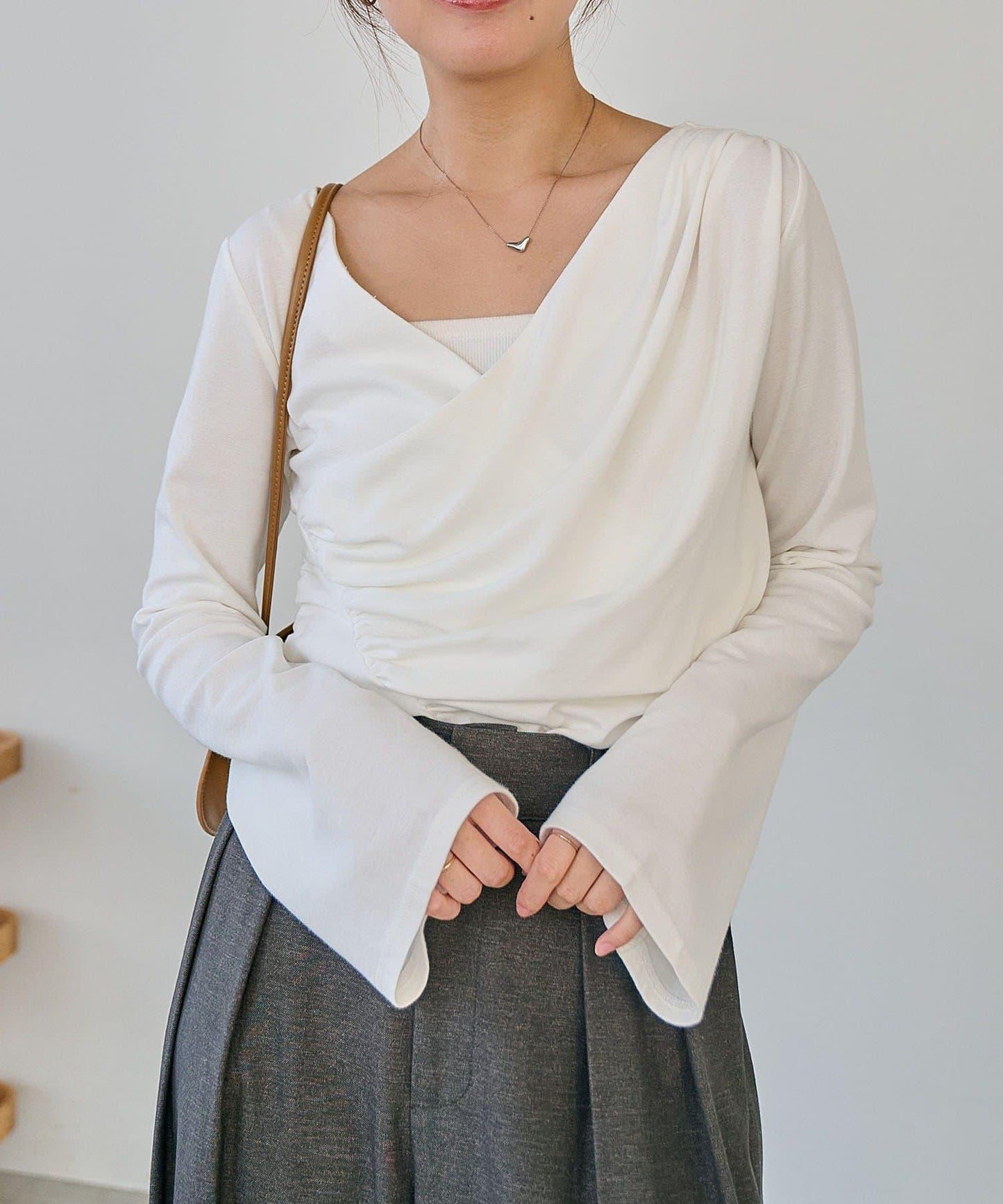 褶襉不對稱領設計T恤