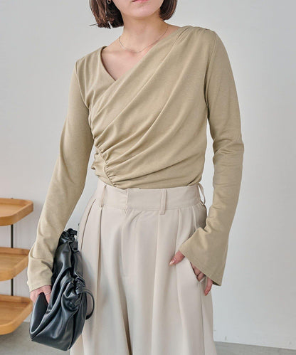 褶襉不對稱領設計T恤