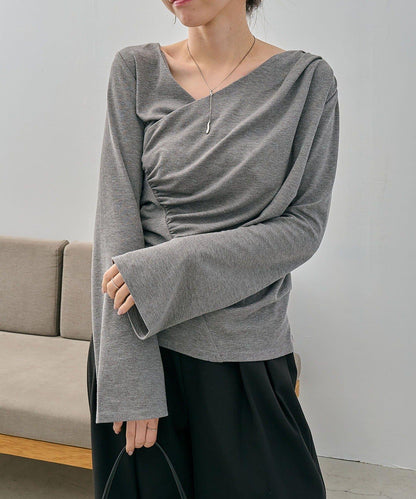 褶襉不對稱領設計T恤