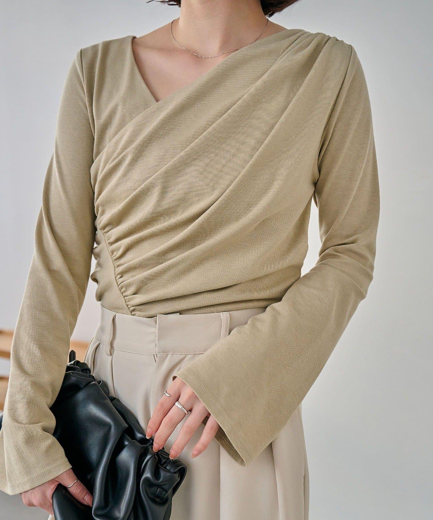 褶襉不對稱領設計T恤