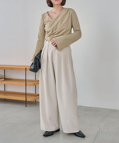 褶襉不對稱領設計T恤