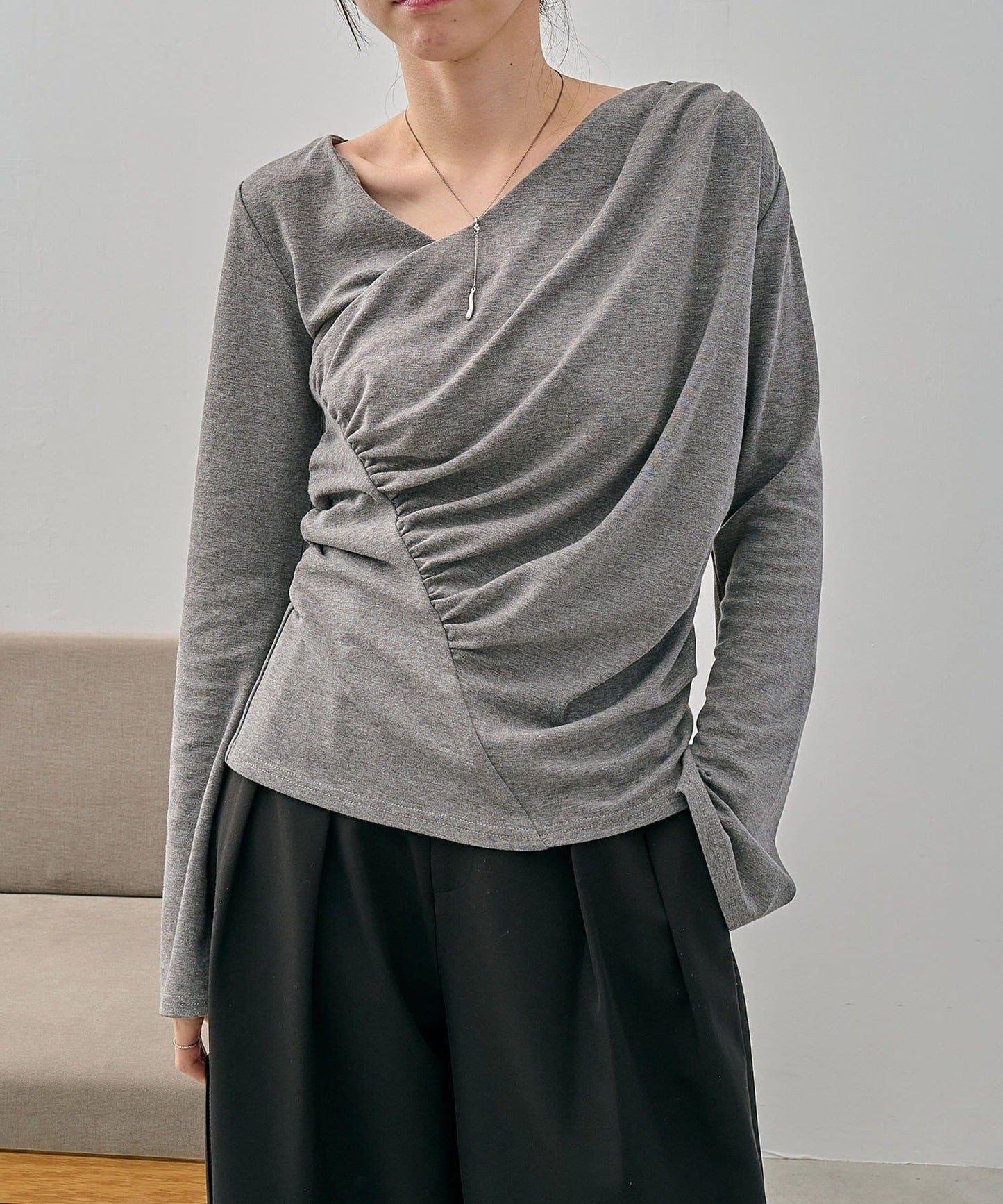 褶襉不對稱領設計T恤