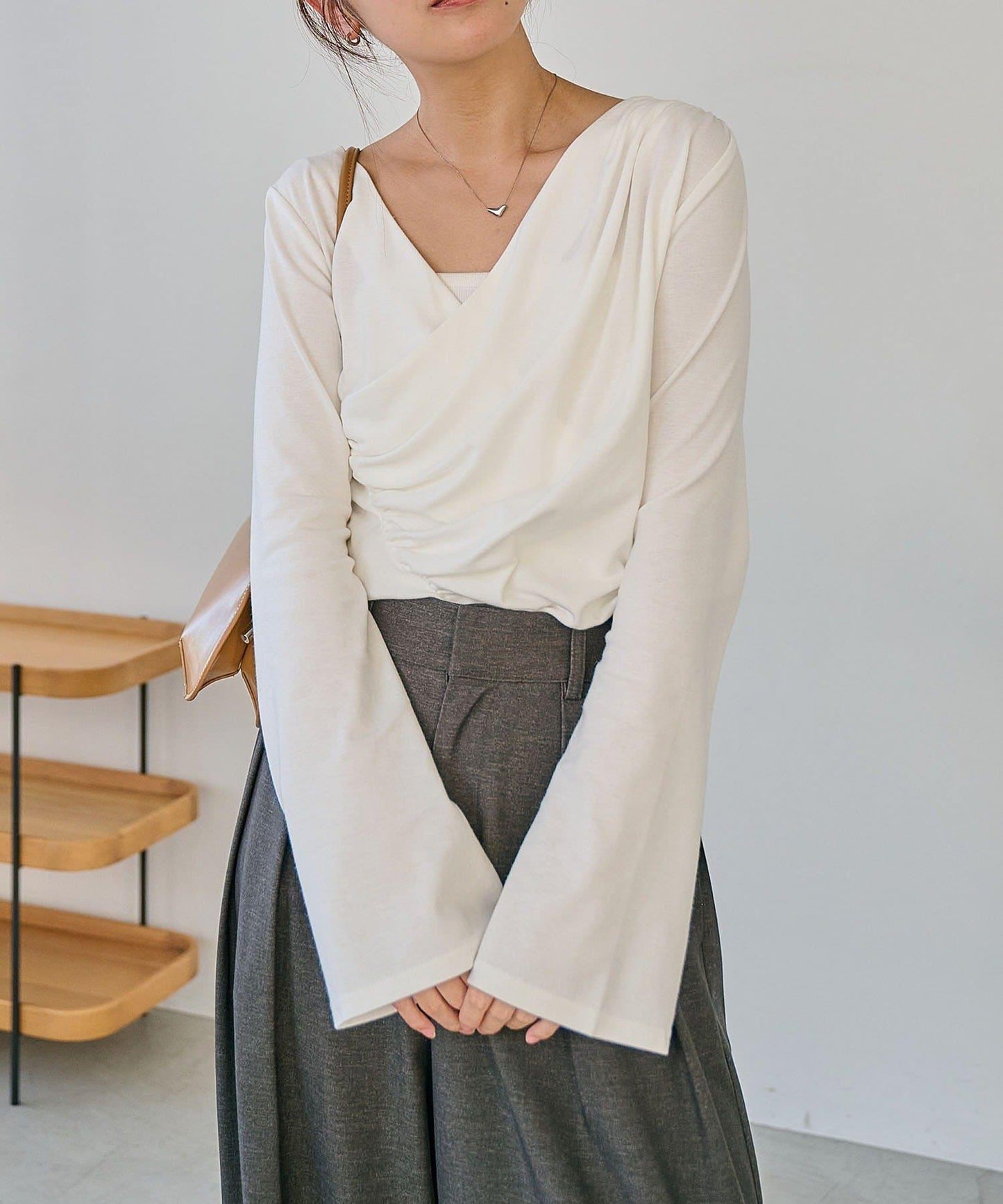 褶襉不對稱領設計T恤