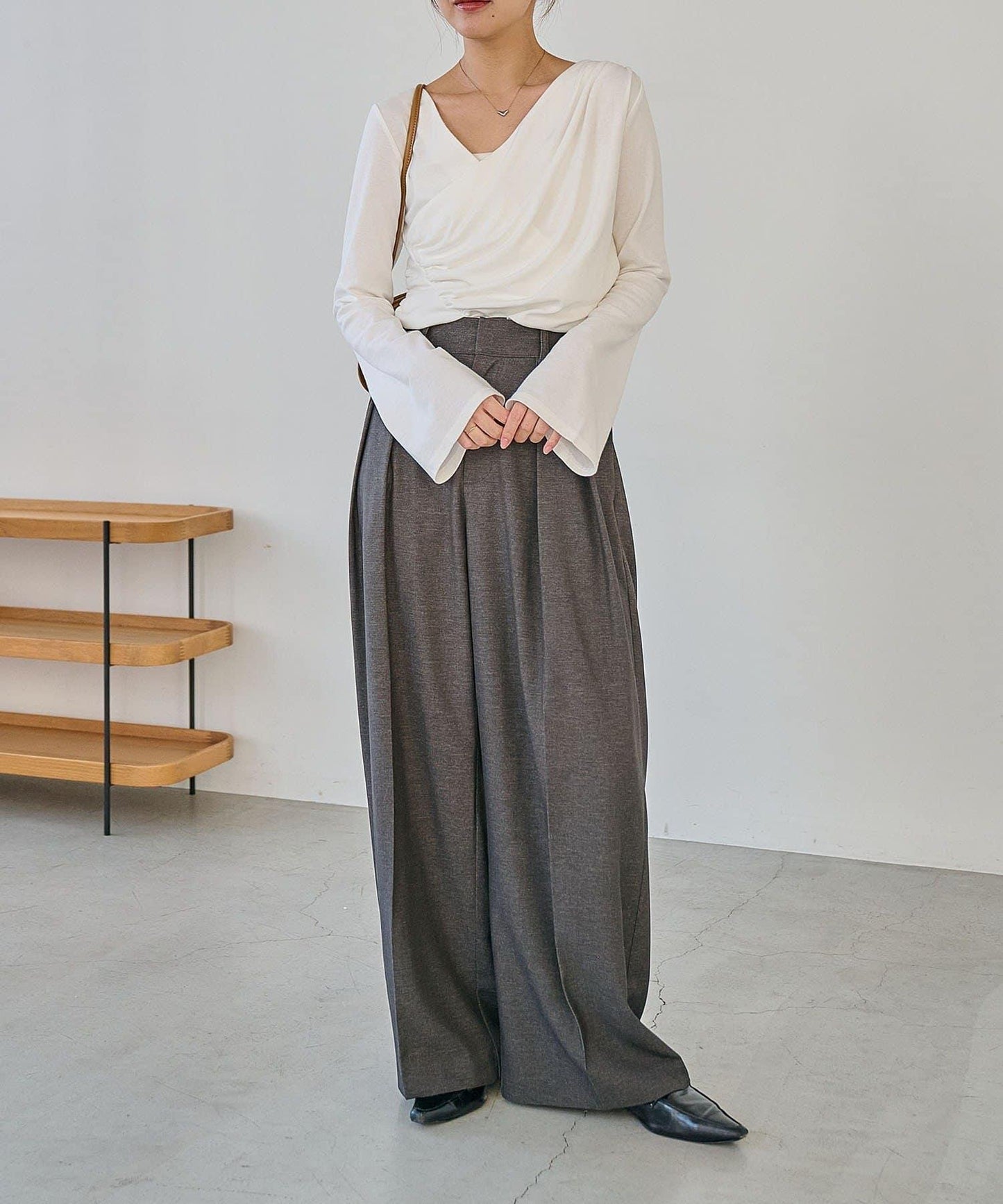 褶襉不對稱領設計T恤