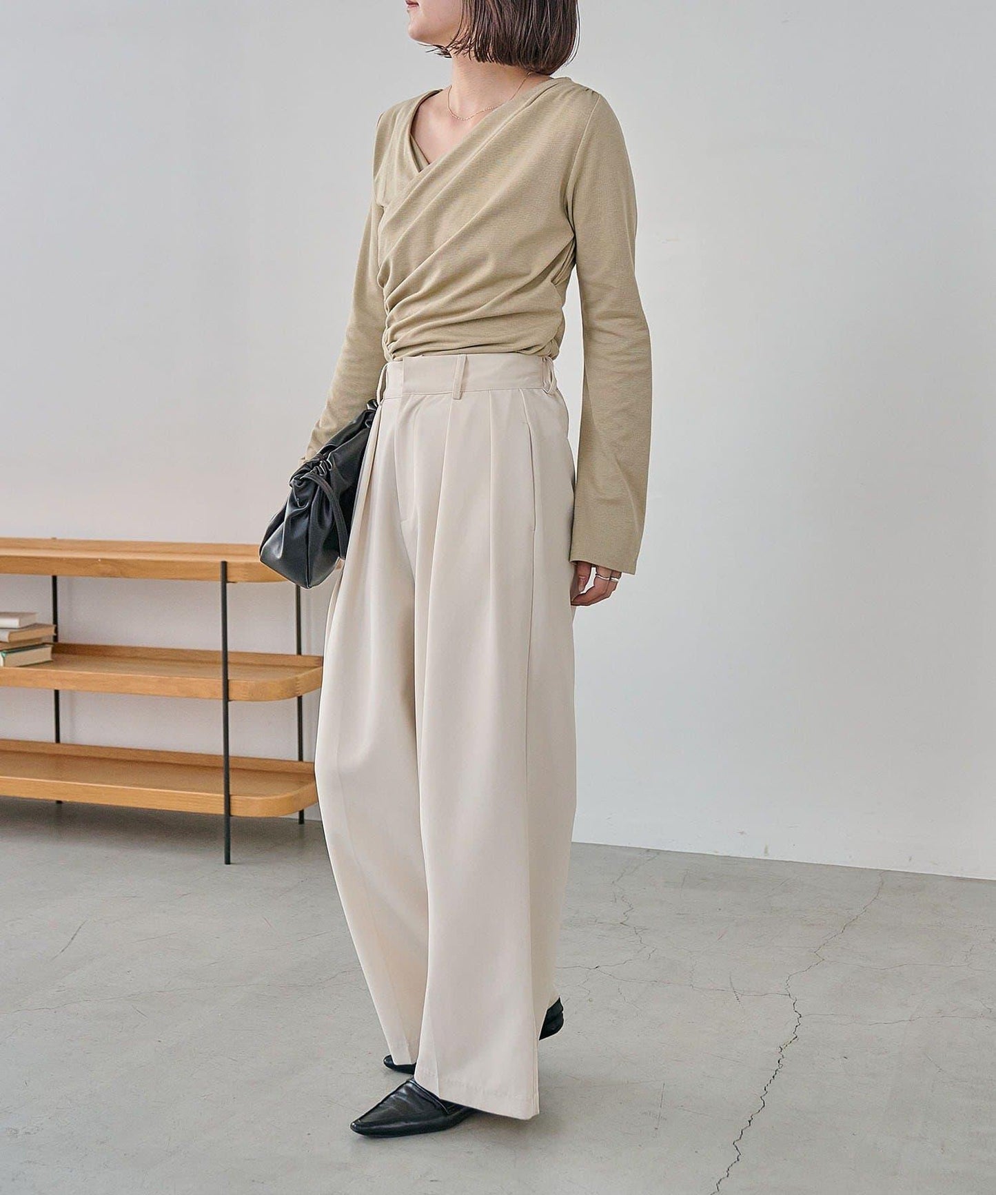 褶襉不對稱領設計T恤