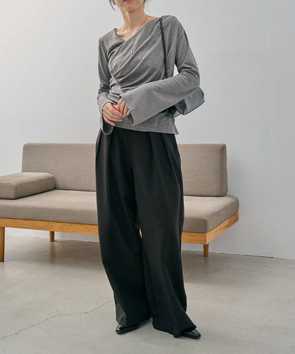 褶襉不對稱領設計T恤