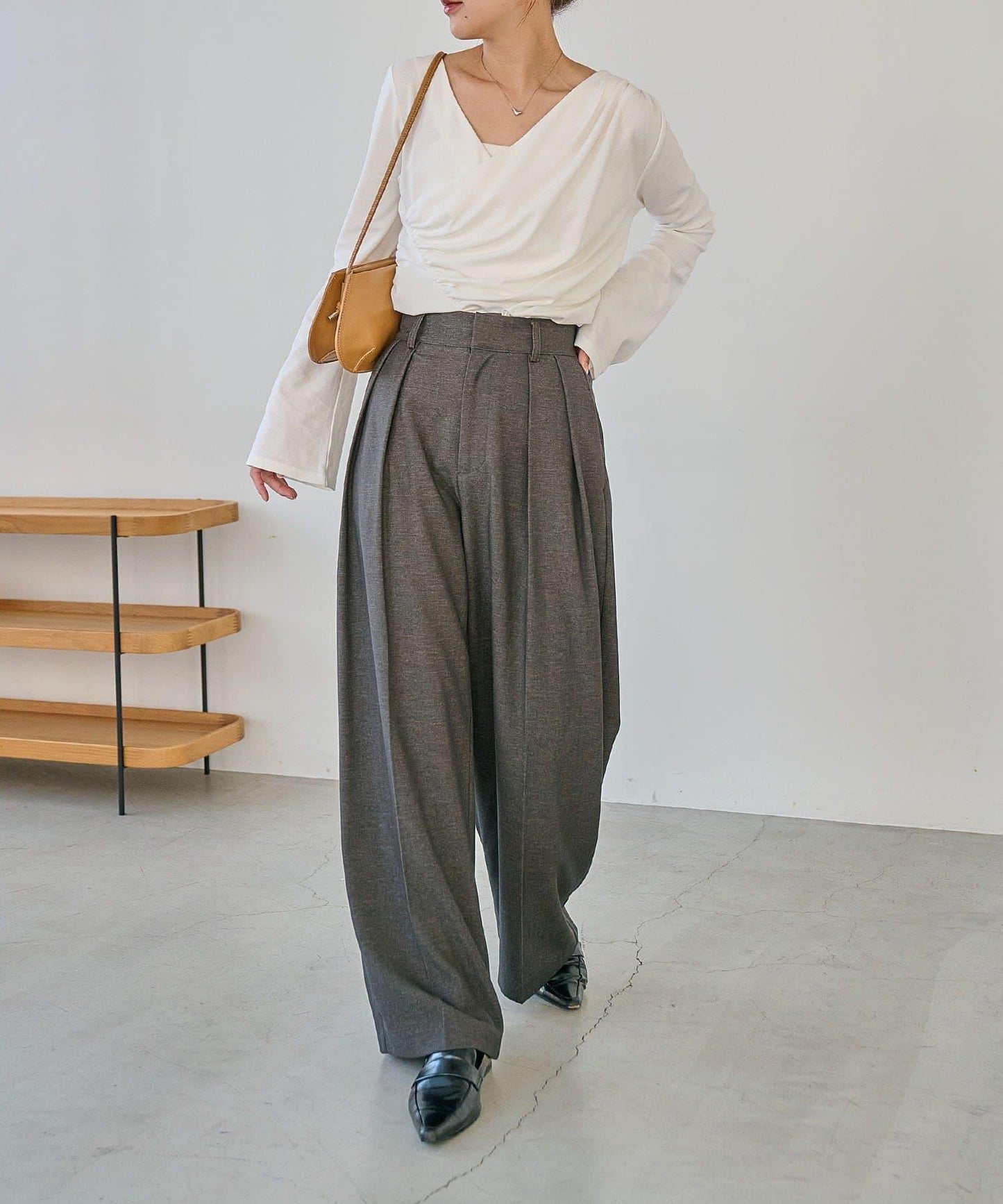 褶襉不對稱領設計T恤