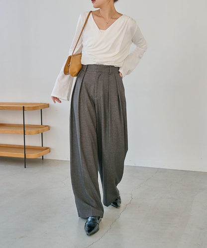 褶襉不對稱領設計T恤