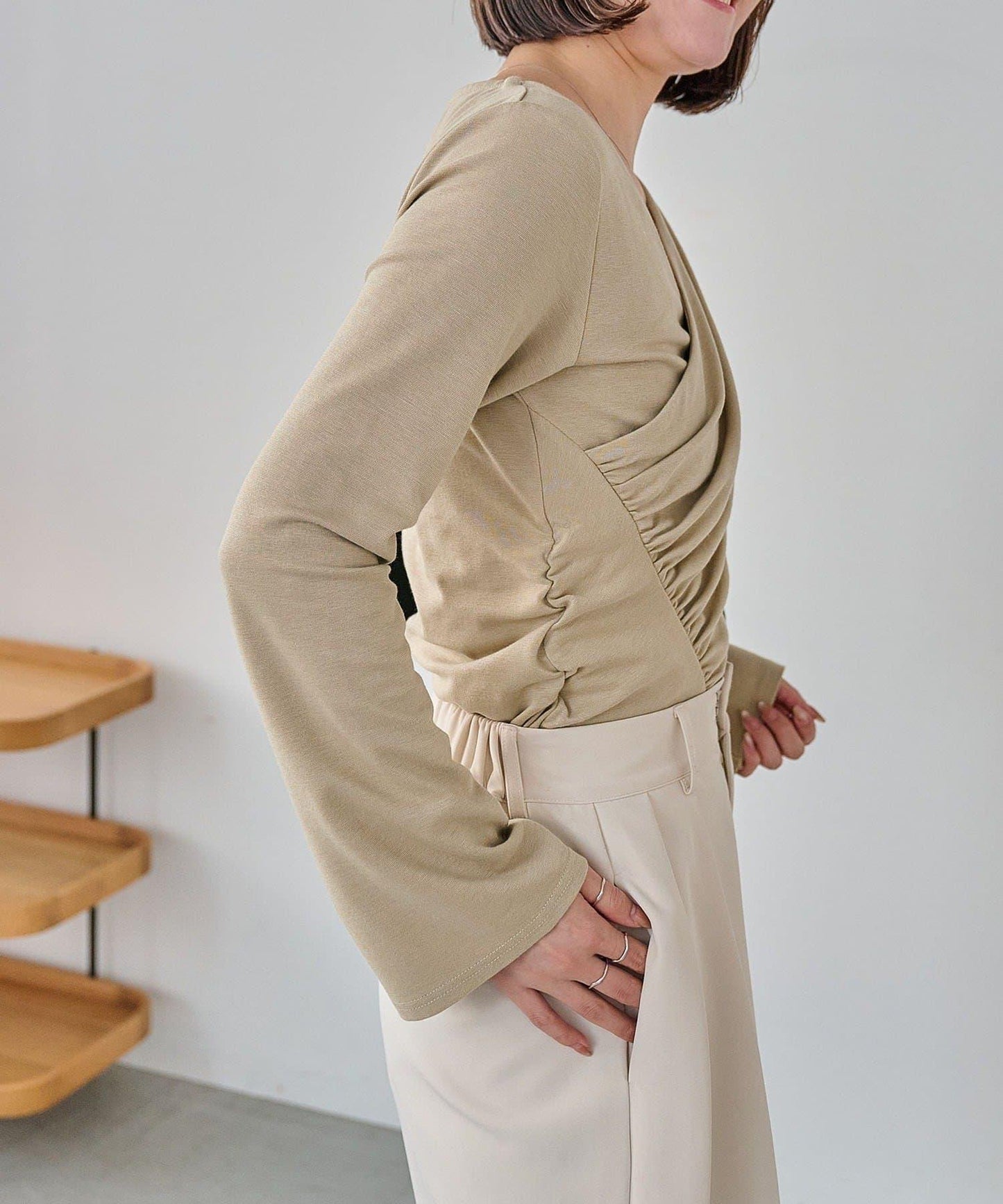 褶襉不對稱領設計T恤