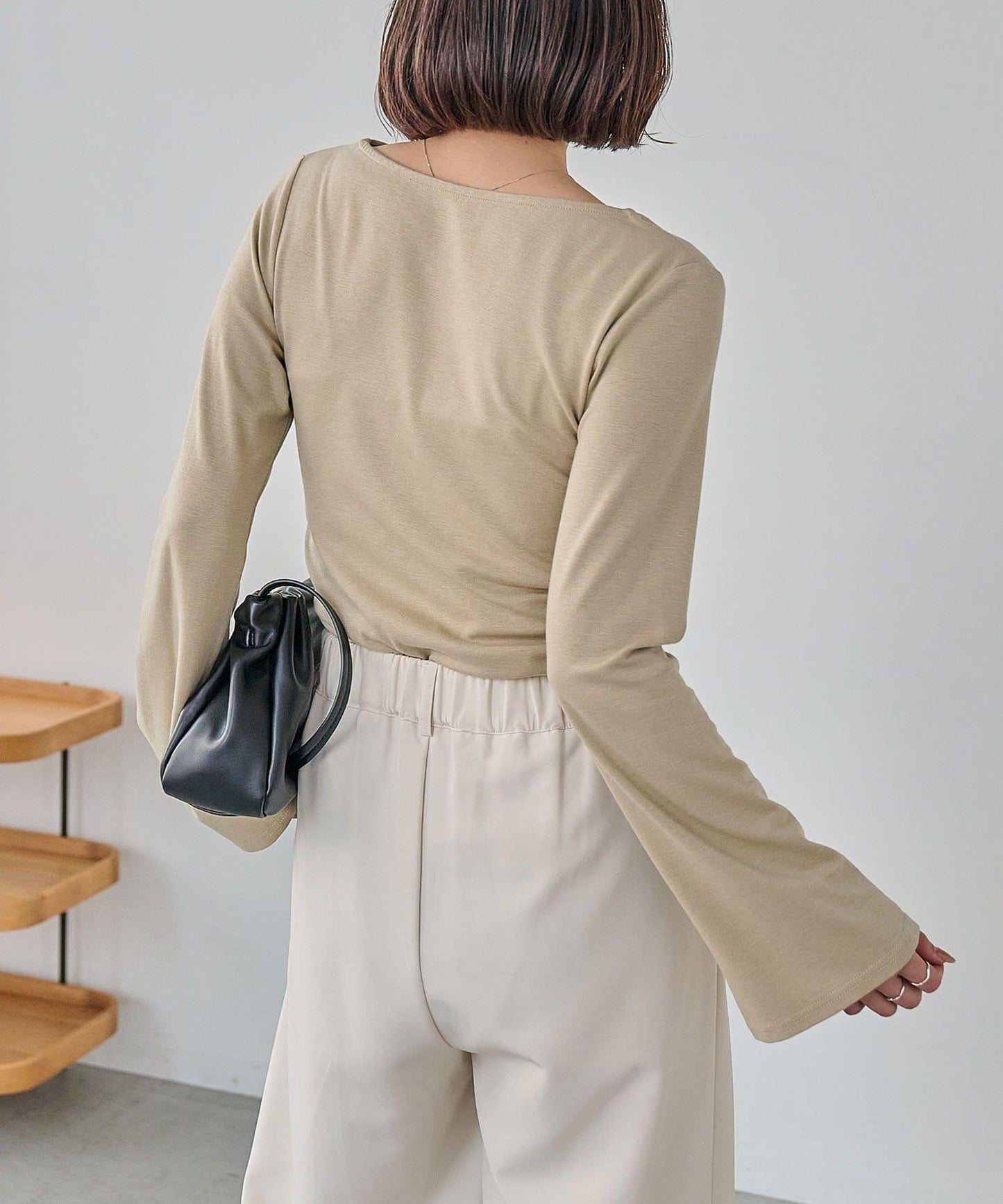 褶襉不對稱領設計T恤